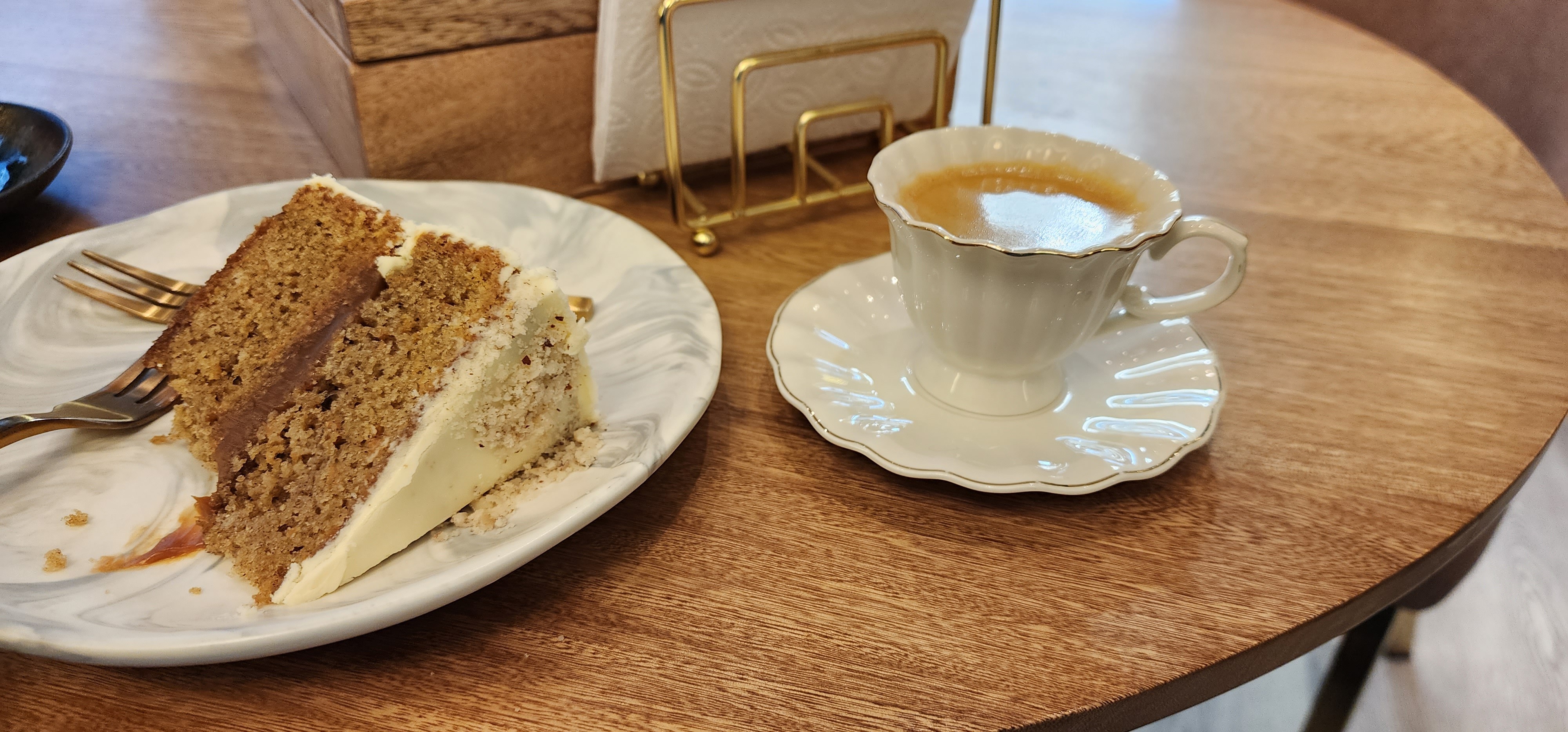 la taza era muy elegante, y el plato del pastel también, no sabía ni por dónde empezar y como cogerlo. jajajajja