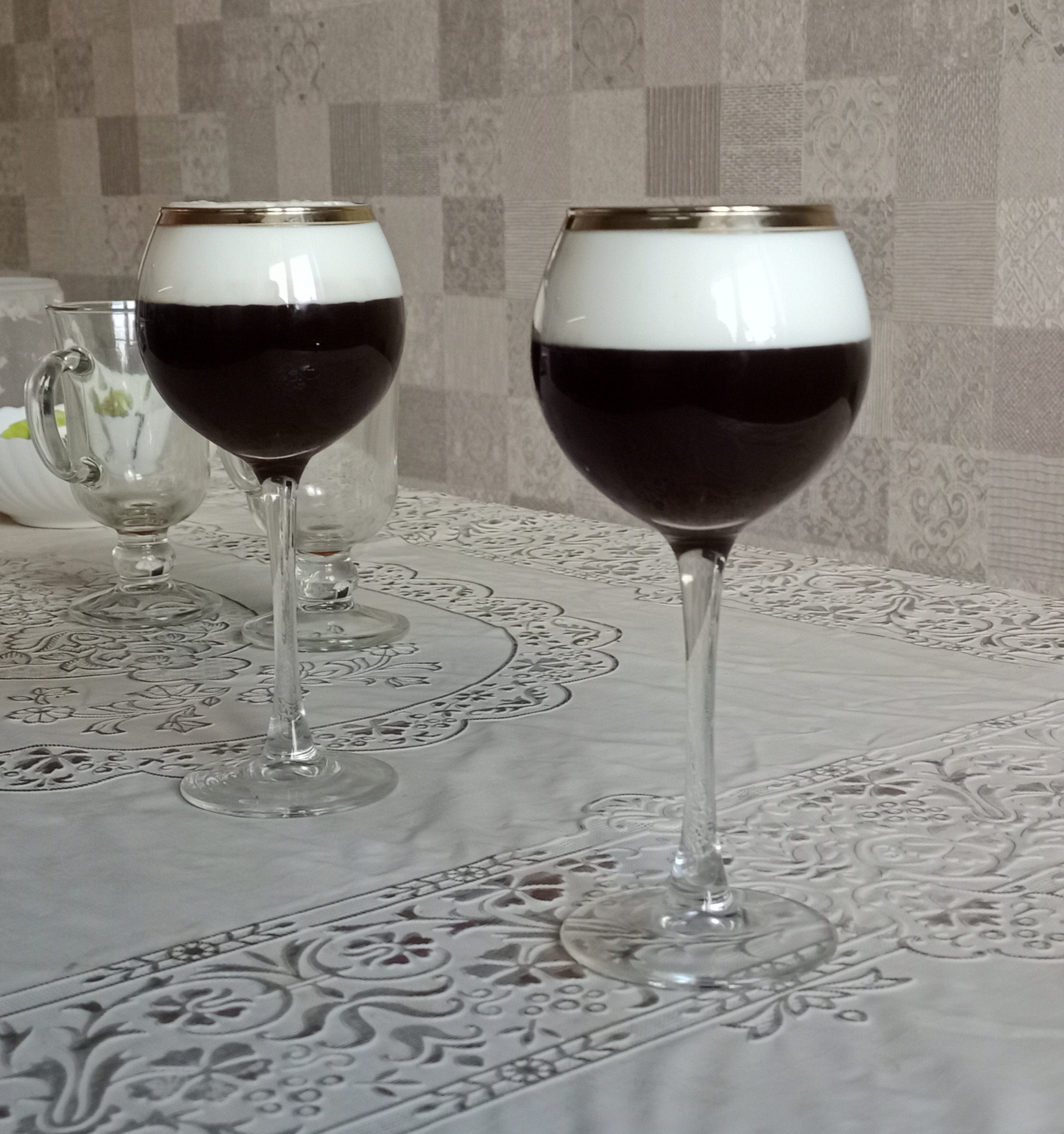 Irish coffee. можно бесконечно наслаждаться магией этой границы между черным и белым!