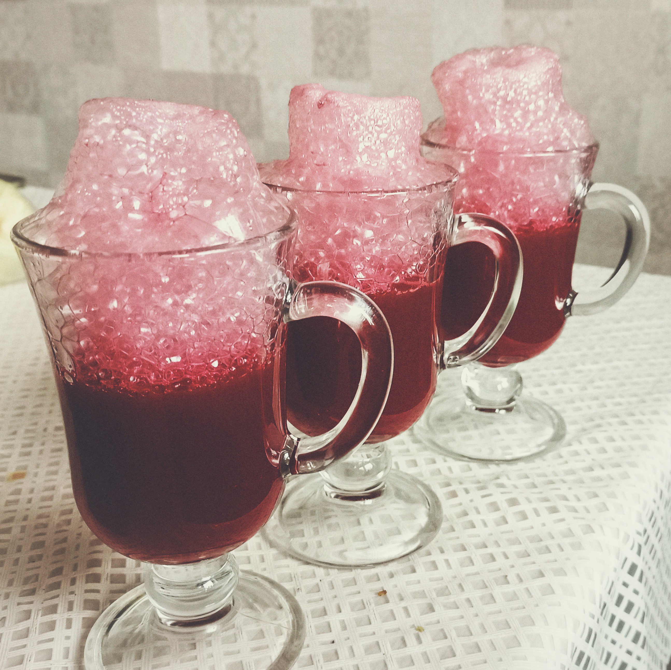 ☕ This is my latest experiment: coffee meets nitrogen-infused pomegranate foam, sweetened with a touch of homemade cane sugar caramel. The result is as delicious as it is visually striking! Still perfecting the foam stability — it's a work in progress. But that's the fun part.