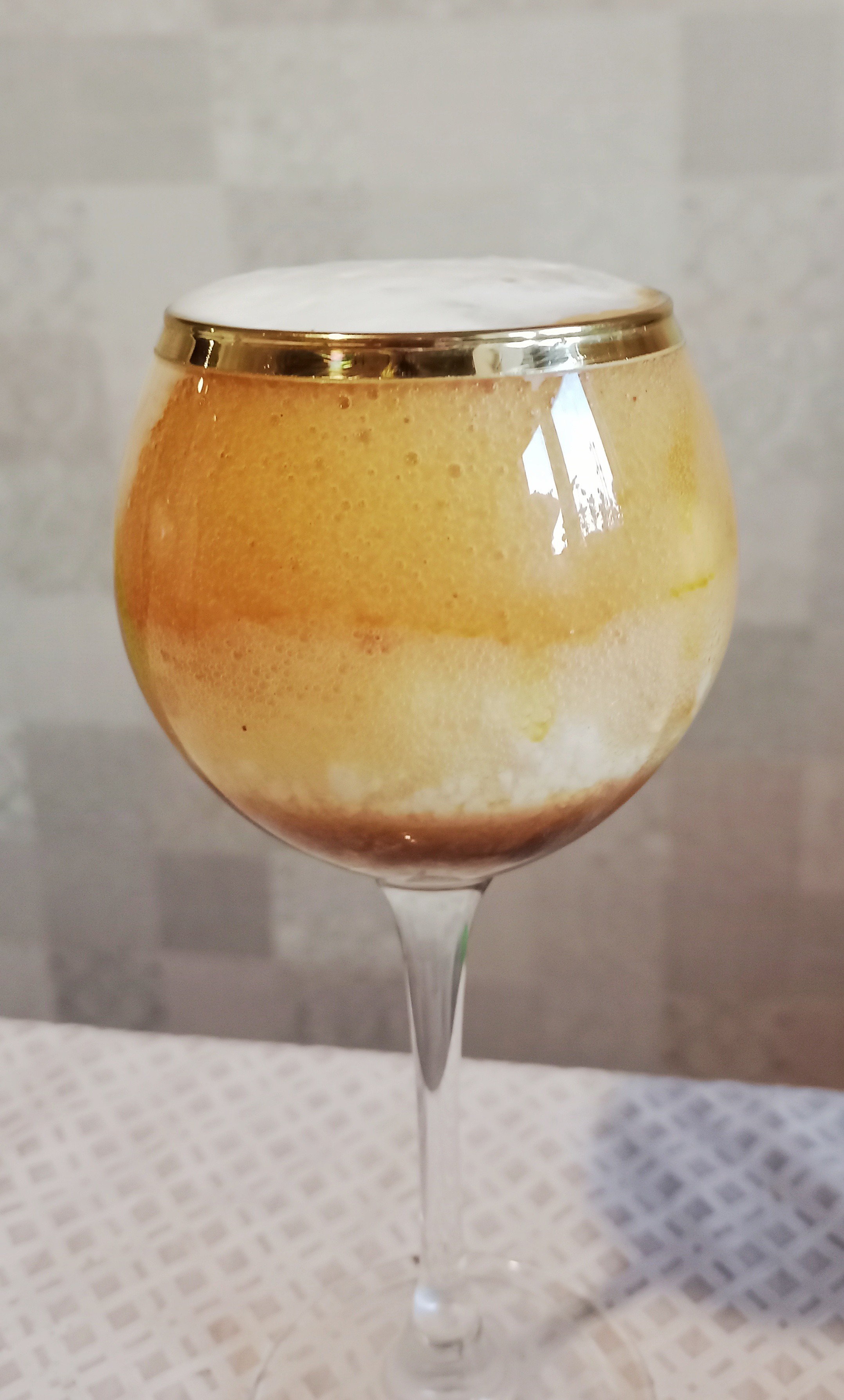 The AI recipe experiment continues. The bottom layer is foam made of feijoa. Then comes a layer of milk froth. Coffee with caramel syrup on top. In terms of taste, it's a sour-sweet drink. But next time I should try it without milk to make the flavor more pronounced.