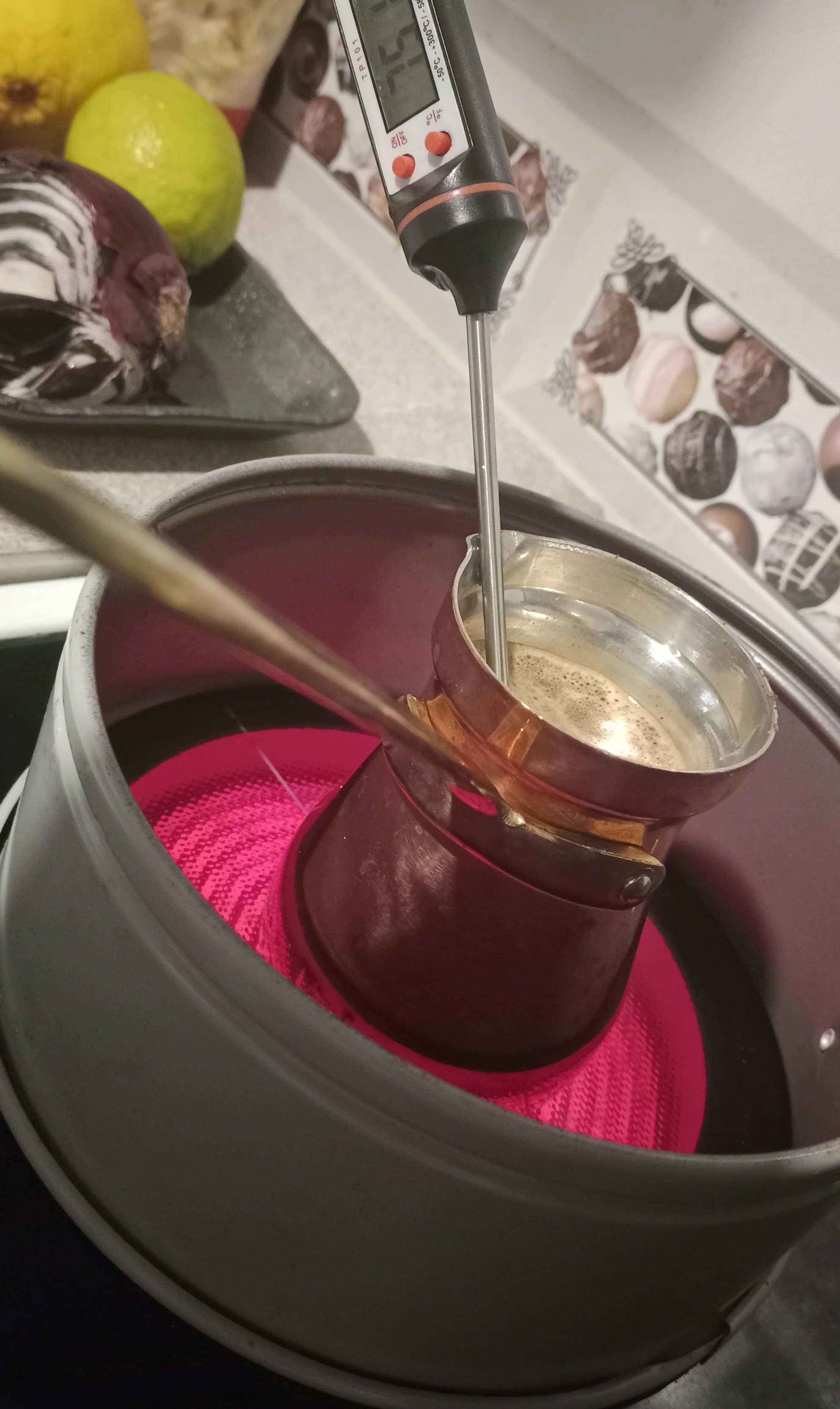 To retain heat throughout the height, I use a cooking ring. And to control the moment of readiness, I use a culinary thermometer.