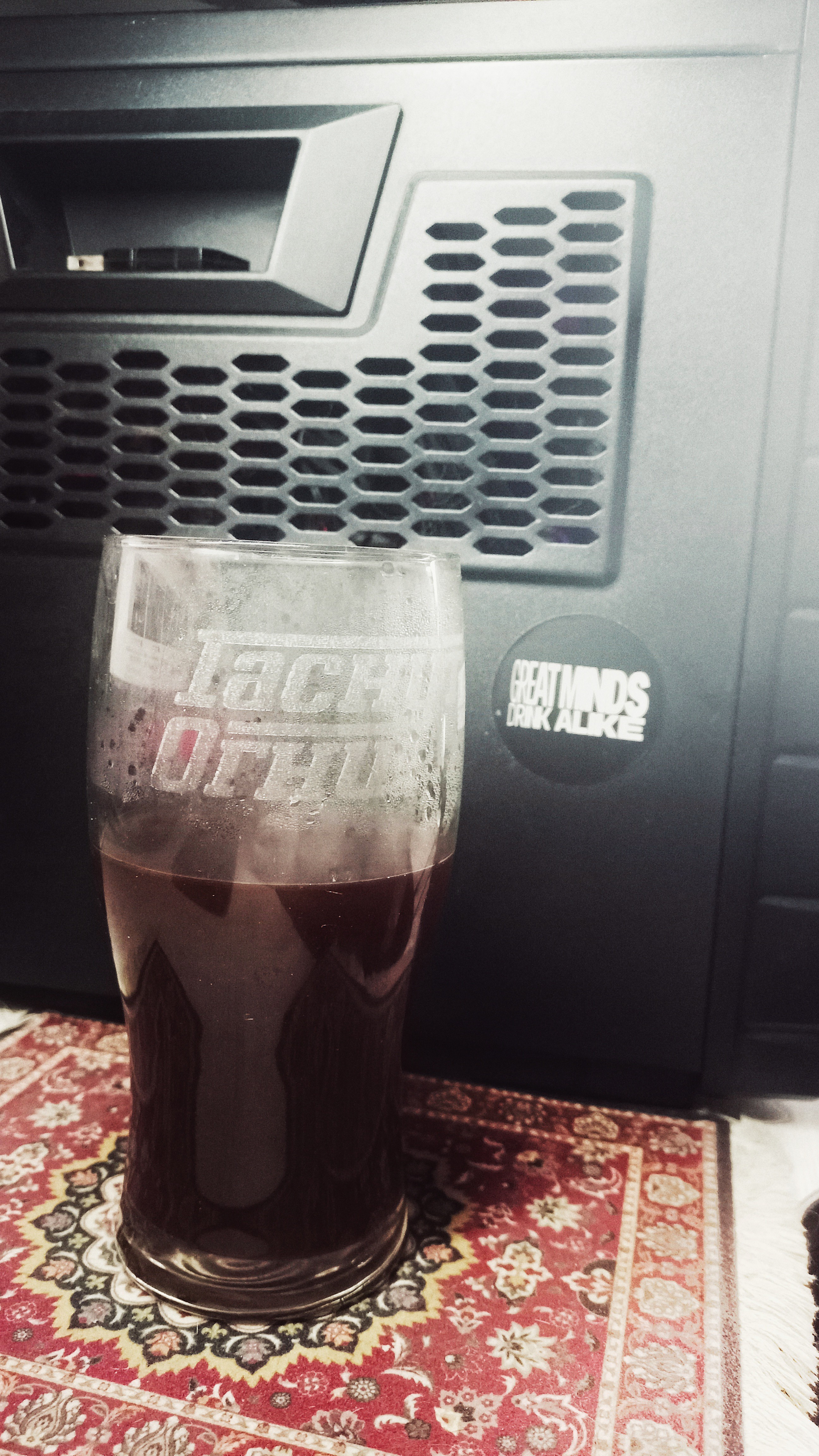 This glass bears the inscription: 'Lights Out.' It’s a genuine trophy I acquired from a sports bar belonging to a Formula 1 commentator. I’ve been passionately following Formula 1 since 2000!