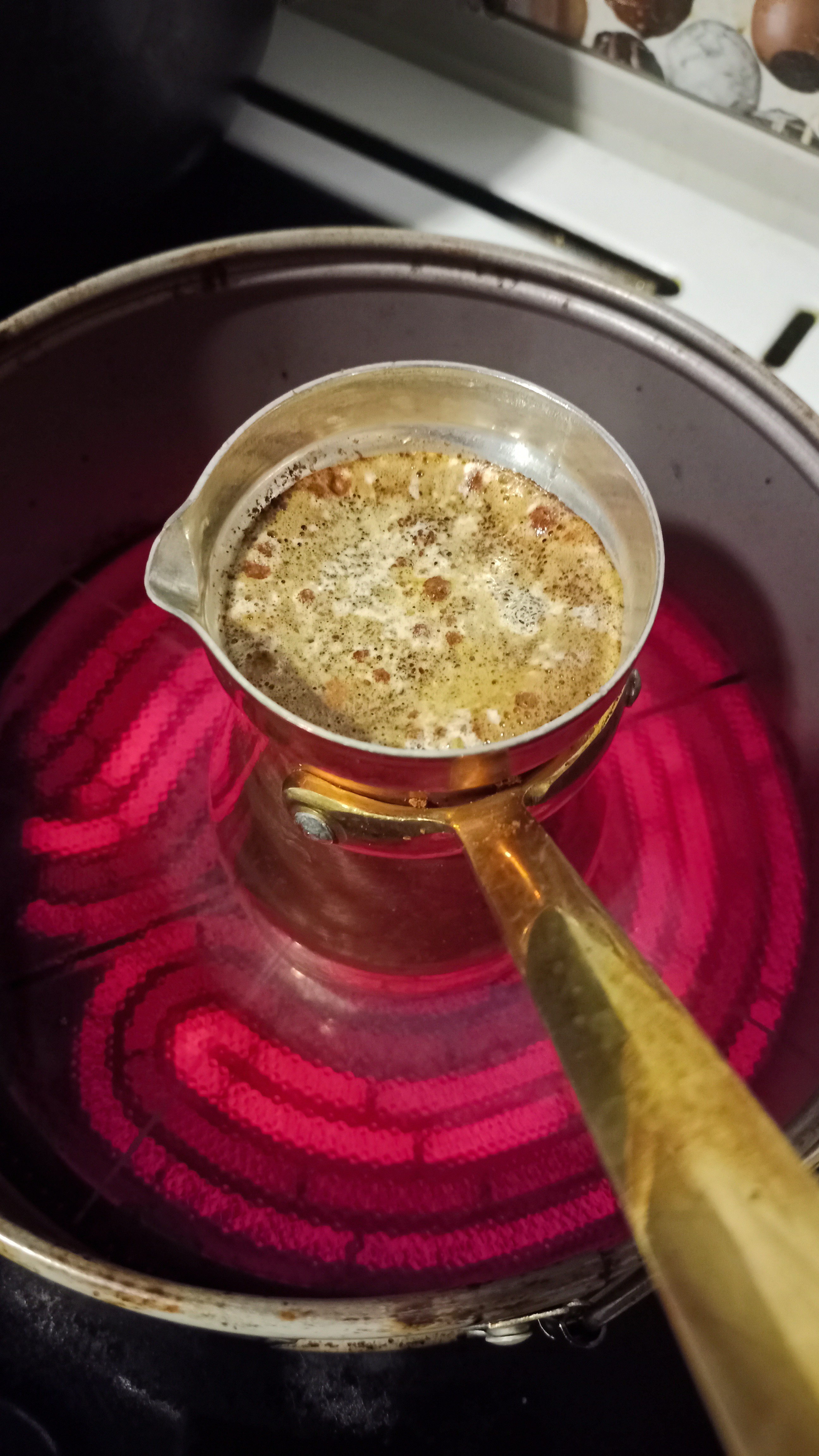 пугающее безумие вместо классической пенки.
это сахар посыпанный сверху и кусочки бадьяна на поверхности. также в рецепте присутствует куркума и корица