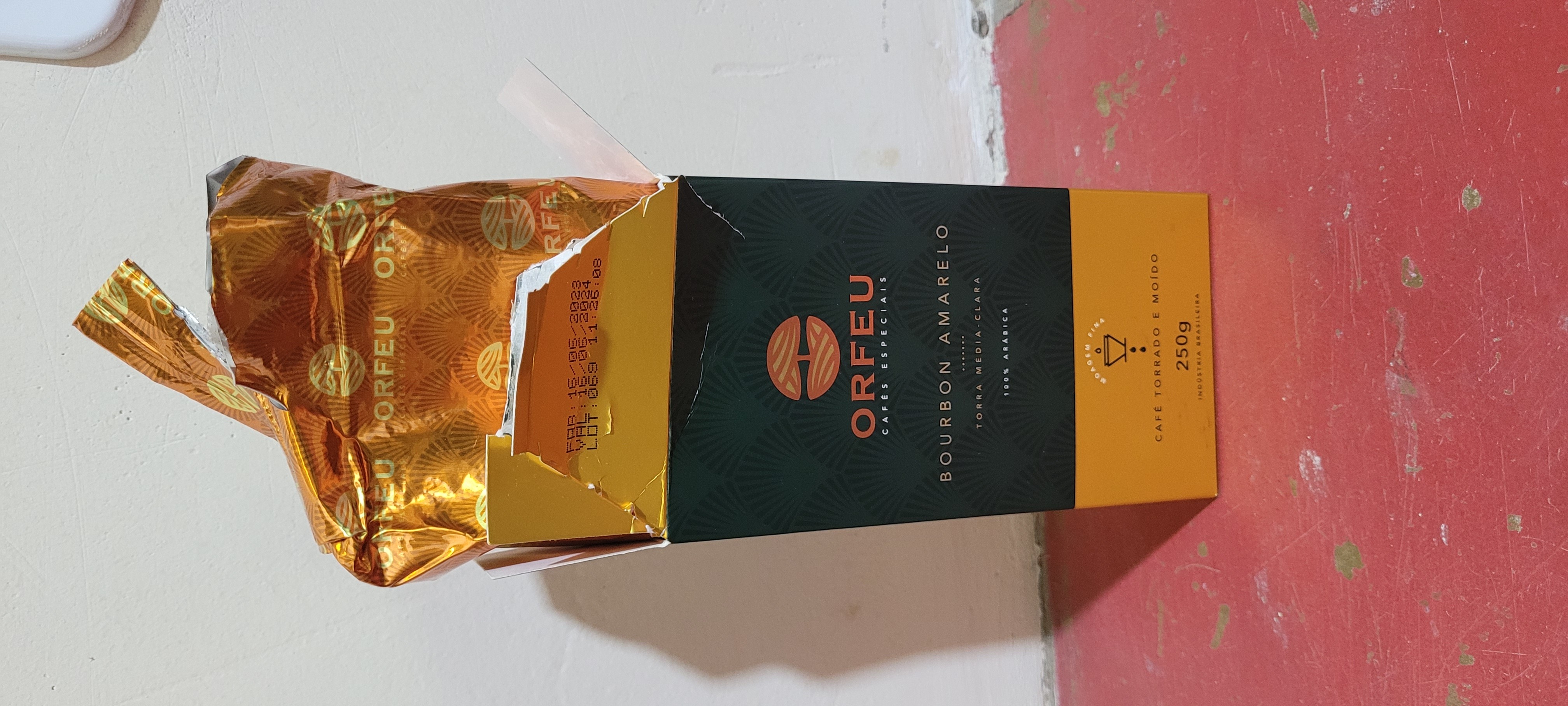 MEU FAVORITO APÓS ANOS!
Após experimentar diversos cafés especiais, posso afirmar com mais propriedade que este café realmente é 2 ou 3 degraus melhor que qualquer outro café que já provei. Notas aromáticas elevadas, e, devido à torra média-clara, muita suavidade, nível médio de doçura e apesar de não muito encorpada, tem um sabor que se mantém no paladar e que se tranforma e aparenta ir