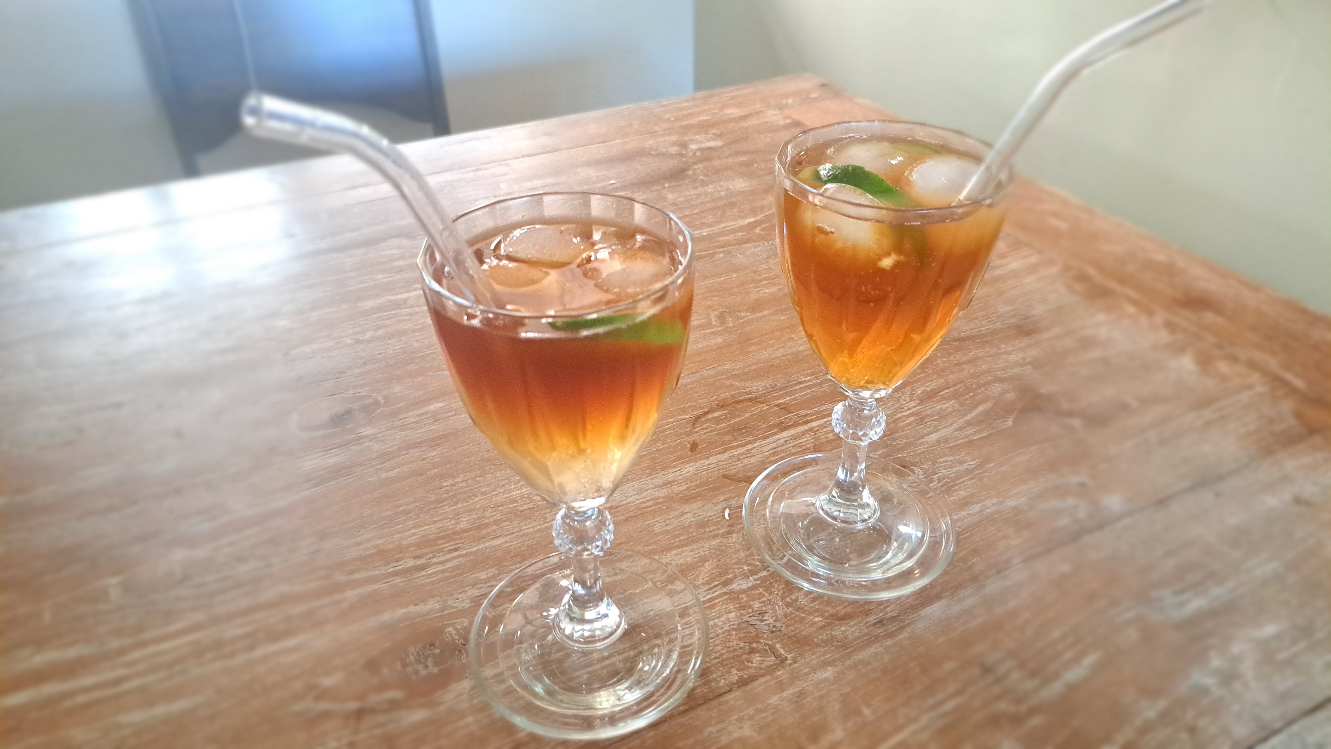 Lemon Cold Brew. Com água tônica e rodelas de limão, o café fica sutil e mesmo assim encorpado, casando muito bem com o gosto de limão. Perfeito para um dia quente típico do verão de Porto Alegre.