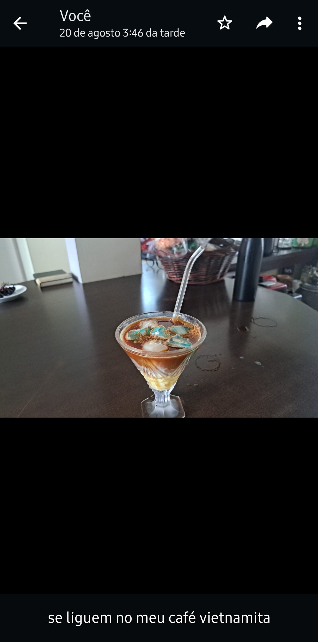 Ice Vietnamise Egg Coffe. Sim, um café feito com ovo e que fica, surpreendentemente, muito bom! Com um toque de leite condensado, o café do vietnã é tipicamente mais forte e amargo, devido à sua cafeteira, por isso é comum misturar gemada de ovo e o leite condensado como forma de contraste. 