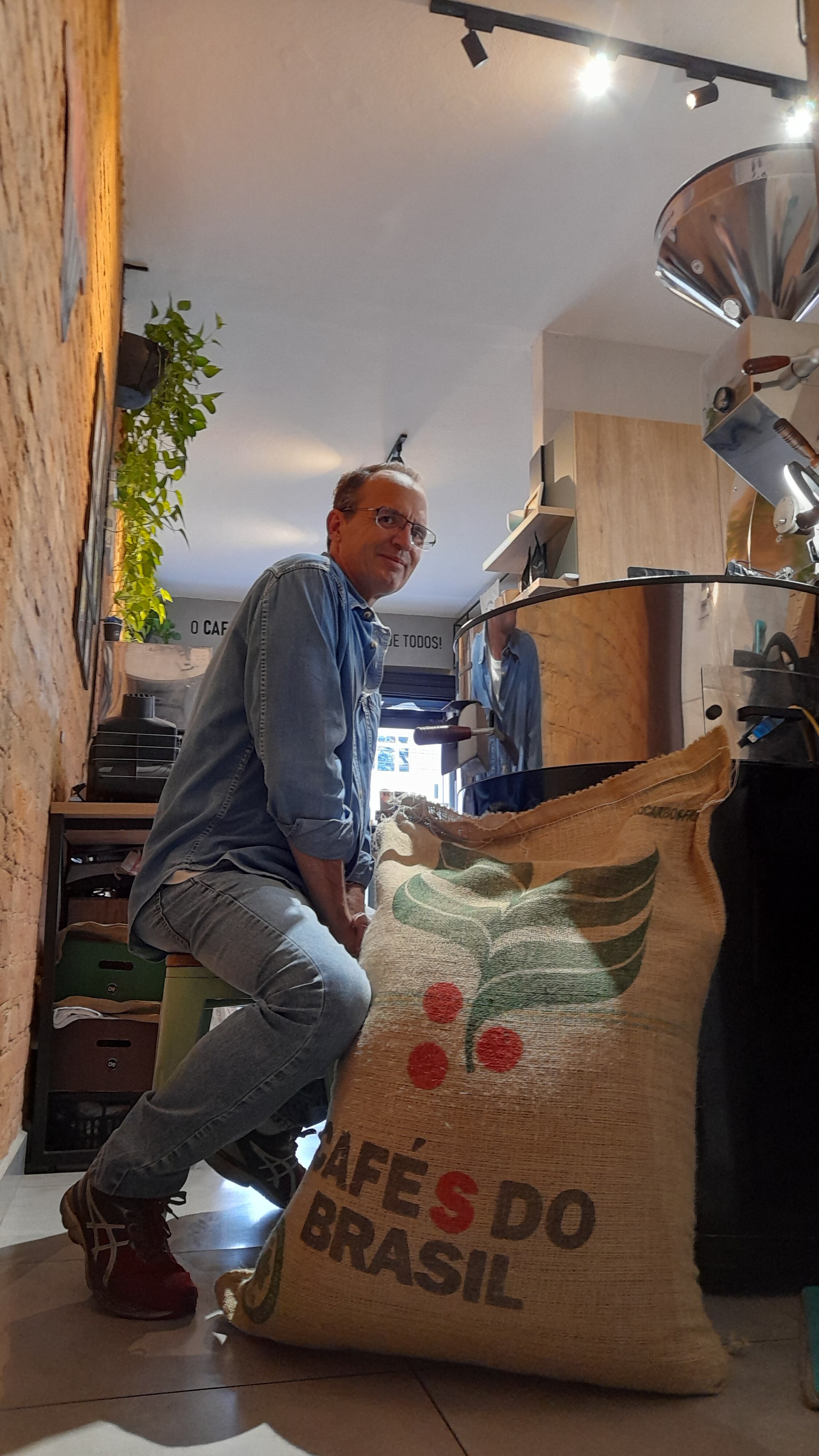 corpo cremoso, doce com acidez alternante cítrica e chocolate amargo