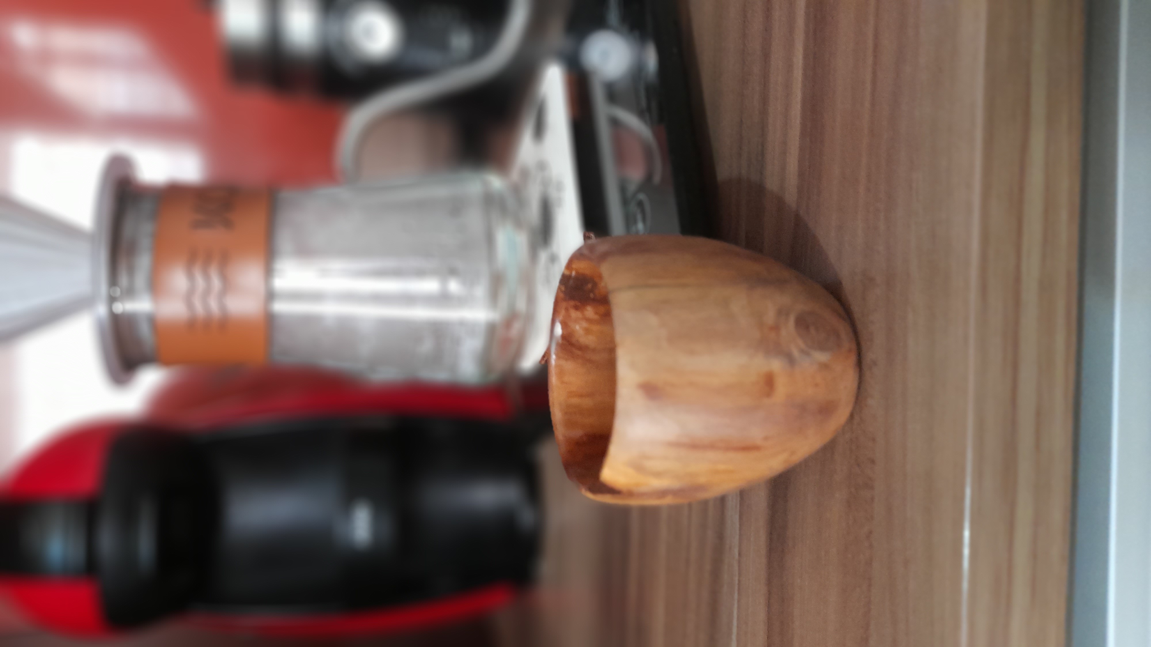 copo de madeira aproveitada de cortes de pés de café.