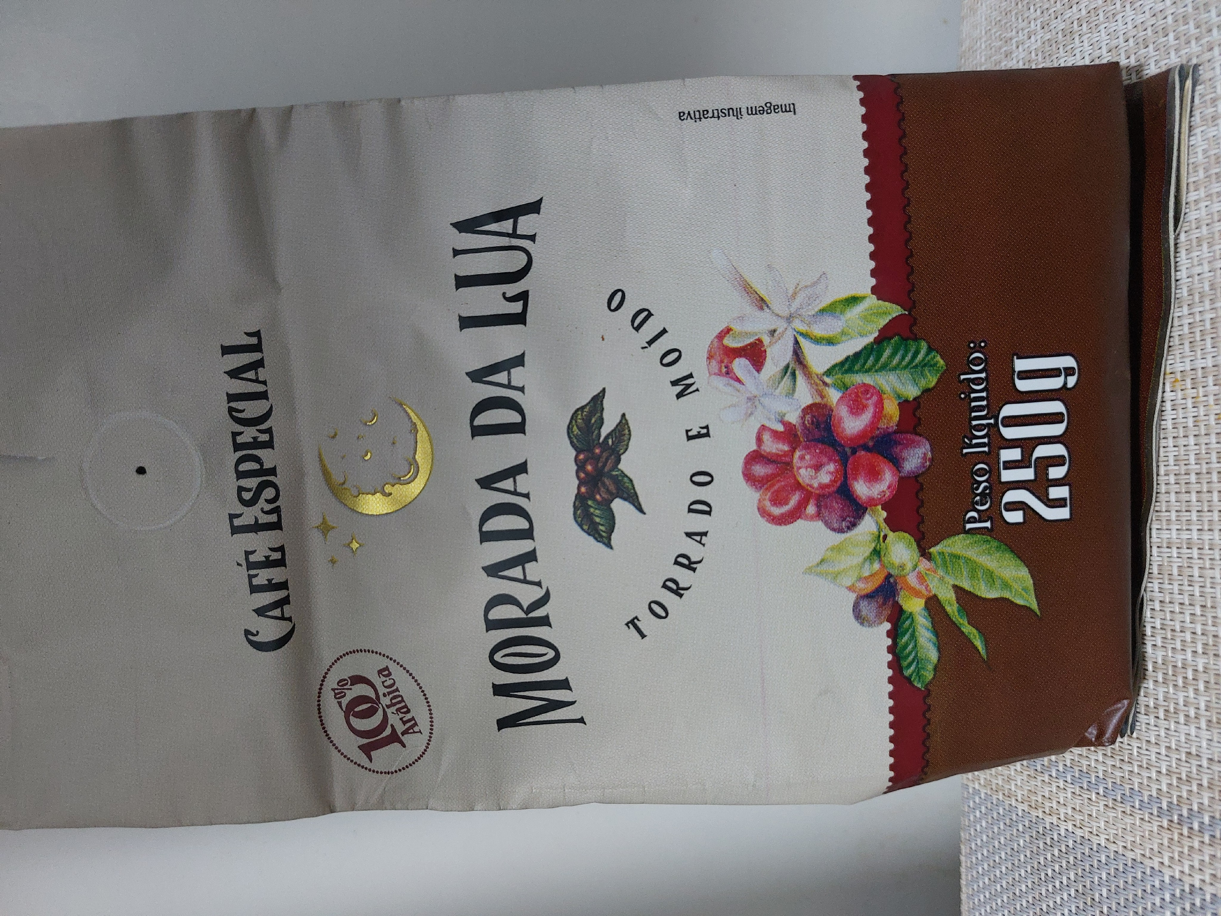 Café de Campos Altos MG - nota 8,4
Torra média, cor marrom avermelhado. Presença de óleos essenciais. Aroma forte, marcante e bom. Sabor com notas de chocolate. Gostei muito. 