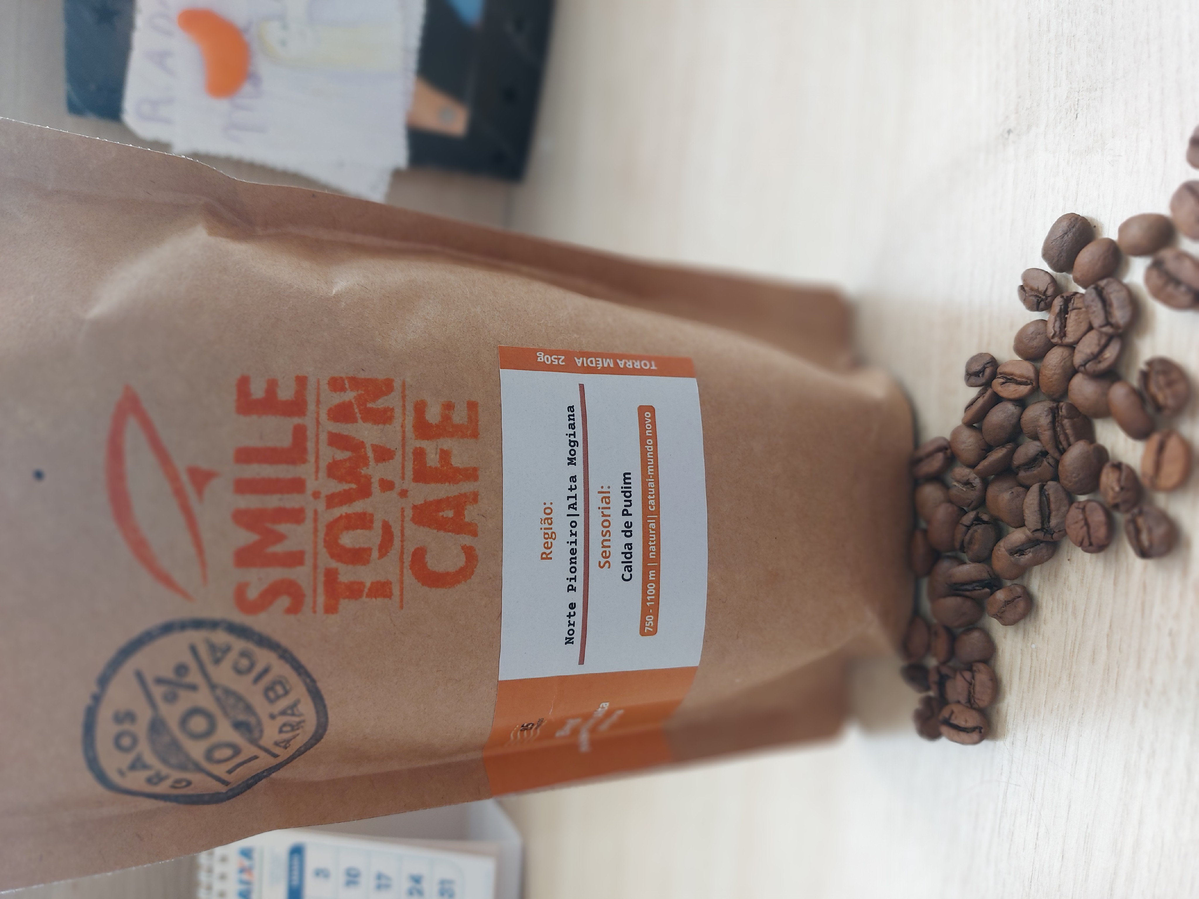  Café  de Mogiana Paulista SP. Torra média. Nota 85 pts. Muito saboroso.  cor marrom claro. Baixa acidez e um retrogosto agradável e alongado.  Aroma delicioso. Presença de óleos essencias. 
Um leve sabor adocicado, lembrando caramelo. Gostei muito. 