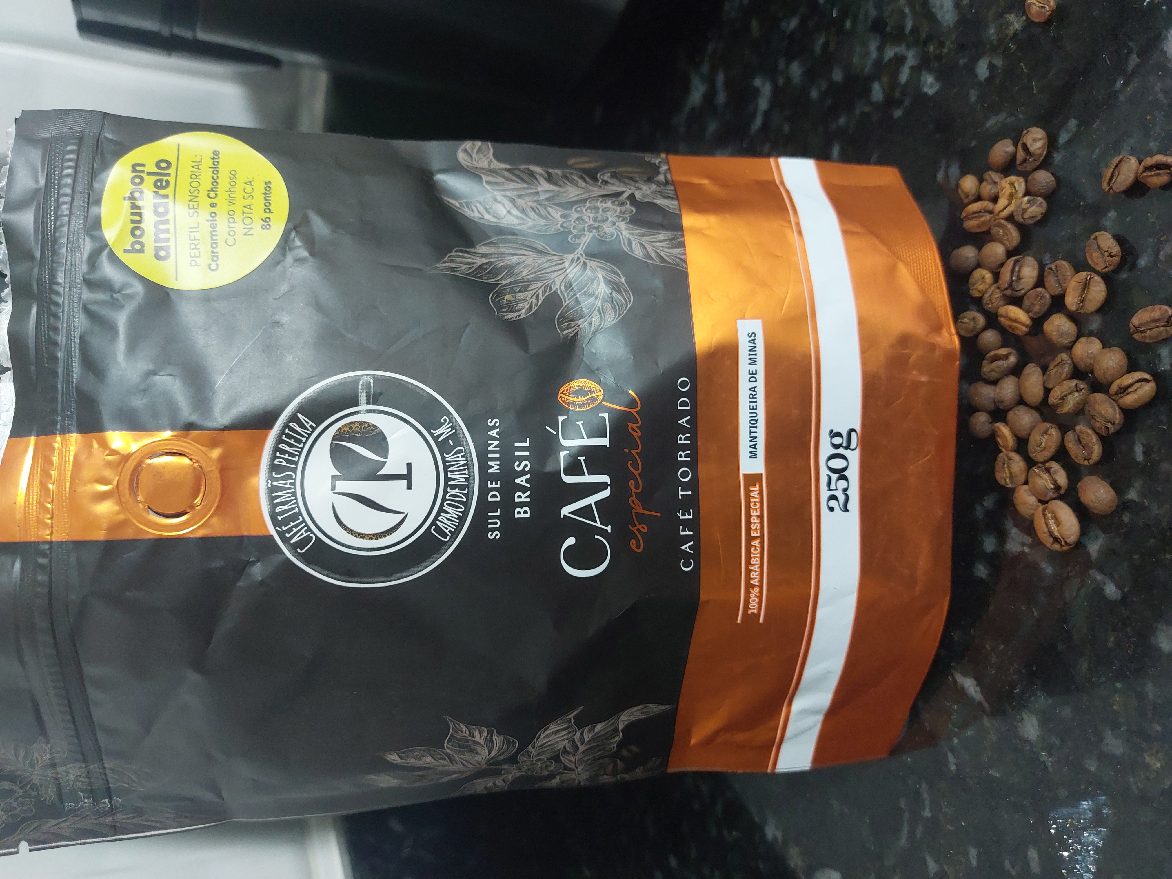 Café de Carmo de Minas, sul de MG. Esse bourbon amarelo recebeu uma nota de 86 pontos. Torra média, cor marrom claro. Presença de óleos essenciais. Os grãos são bem pequenos, mas perfeitos. Baixa acidez. Cheiro e aroma que lembram caramelo. Esse café é saboroso e bem adocicado.