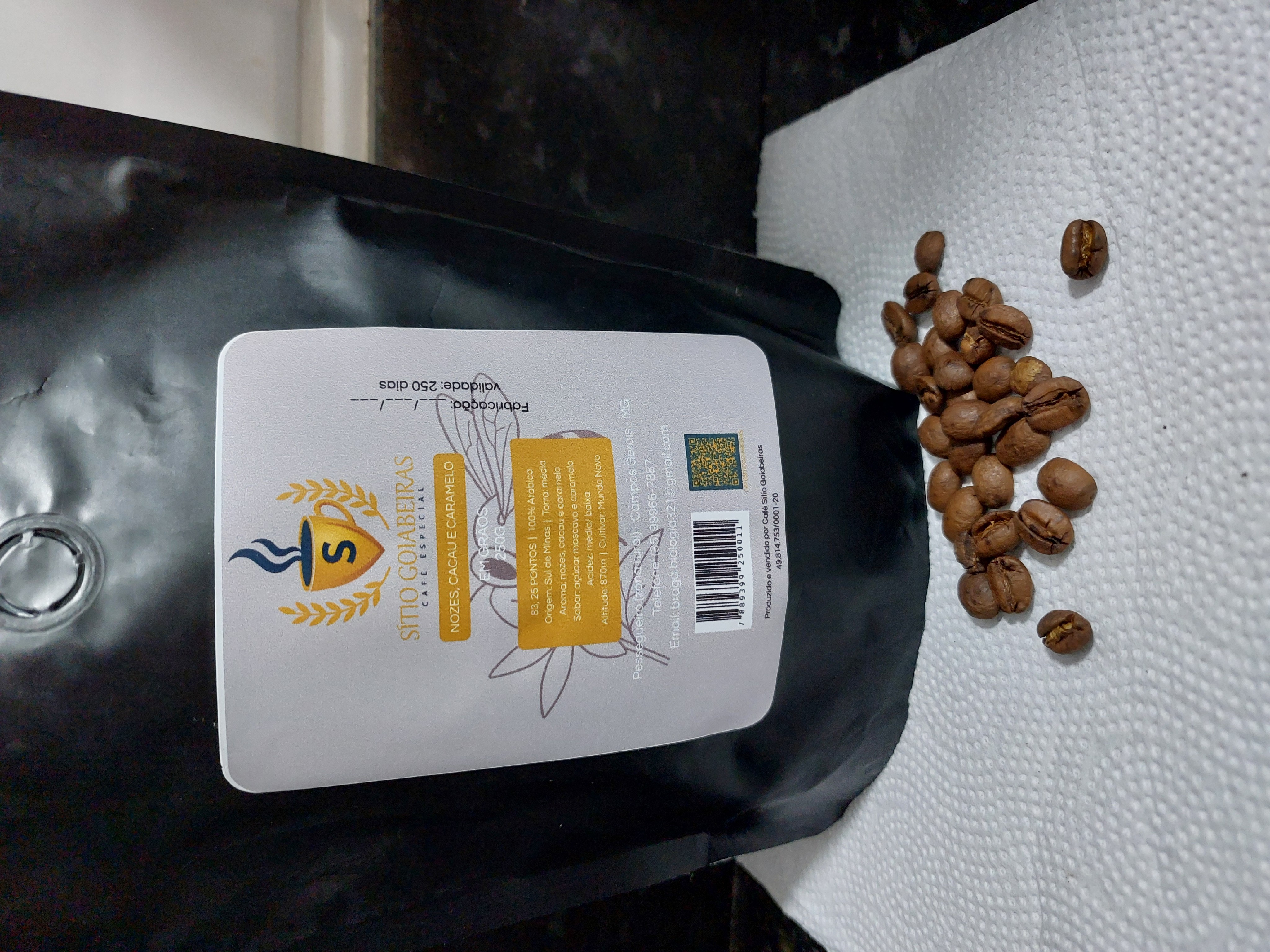 Café 100% arábico do Sítio Goiabeiras em Campos Gerais no Sul de MG. Recebeu nota 83. Torra média. Cor marrom claro.   Aroma bom. Sabor doce e agradável, lembrando caramelo.  Presença de óleos essenciais.  Sem retrogosto. Muito bom. 