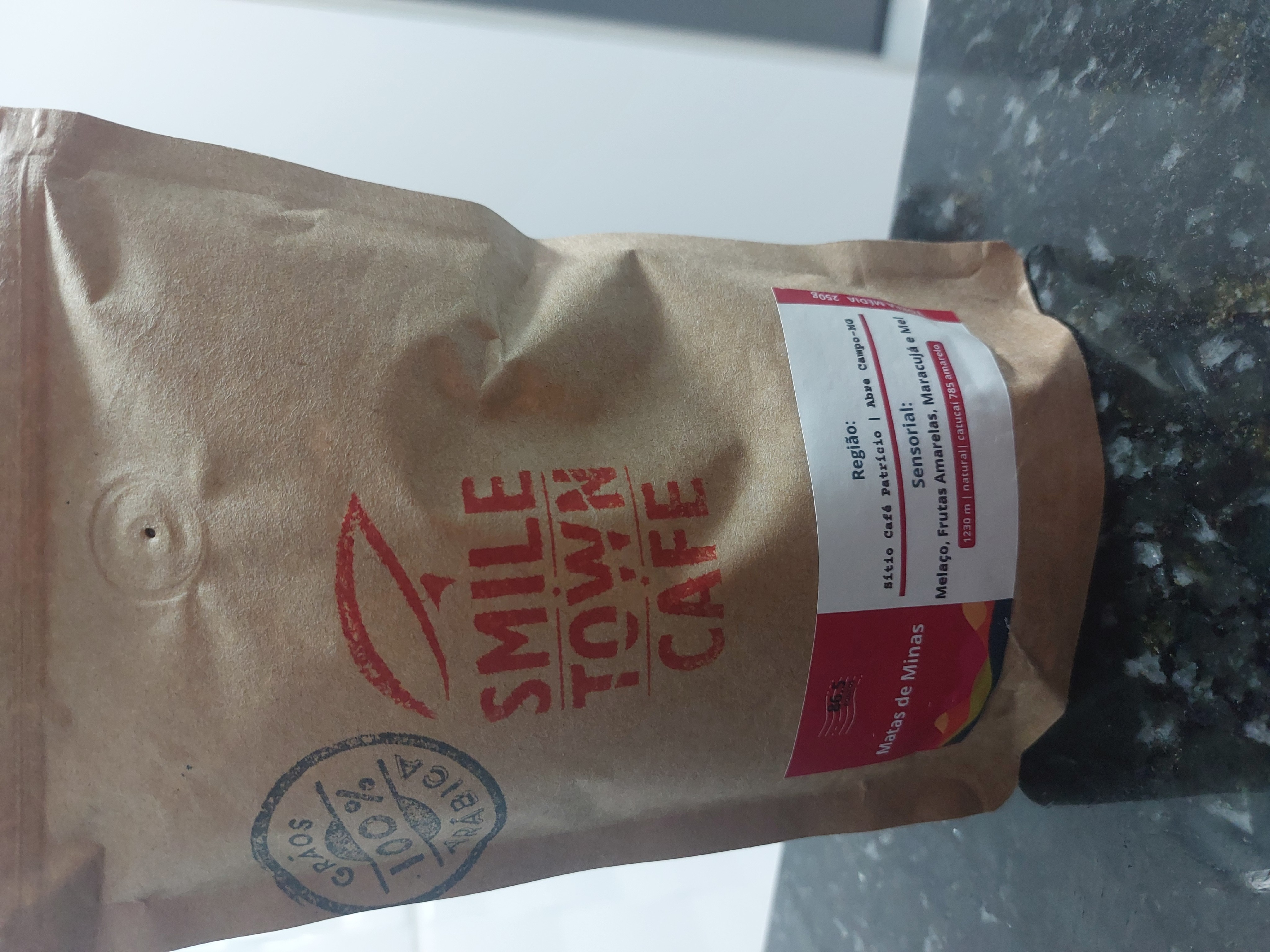 Café de Abre Campo - MG. Catuaí amarelo. Recebeu nota 86. Torra média, cor marrom avermelhado.
Não é muito saboroso. Não consegui perceber nenhuma nota sensorial. Aroma leve e sabor levemente adocicado. Sem retrogosto. Não apreciei esse café.