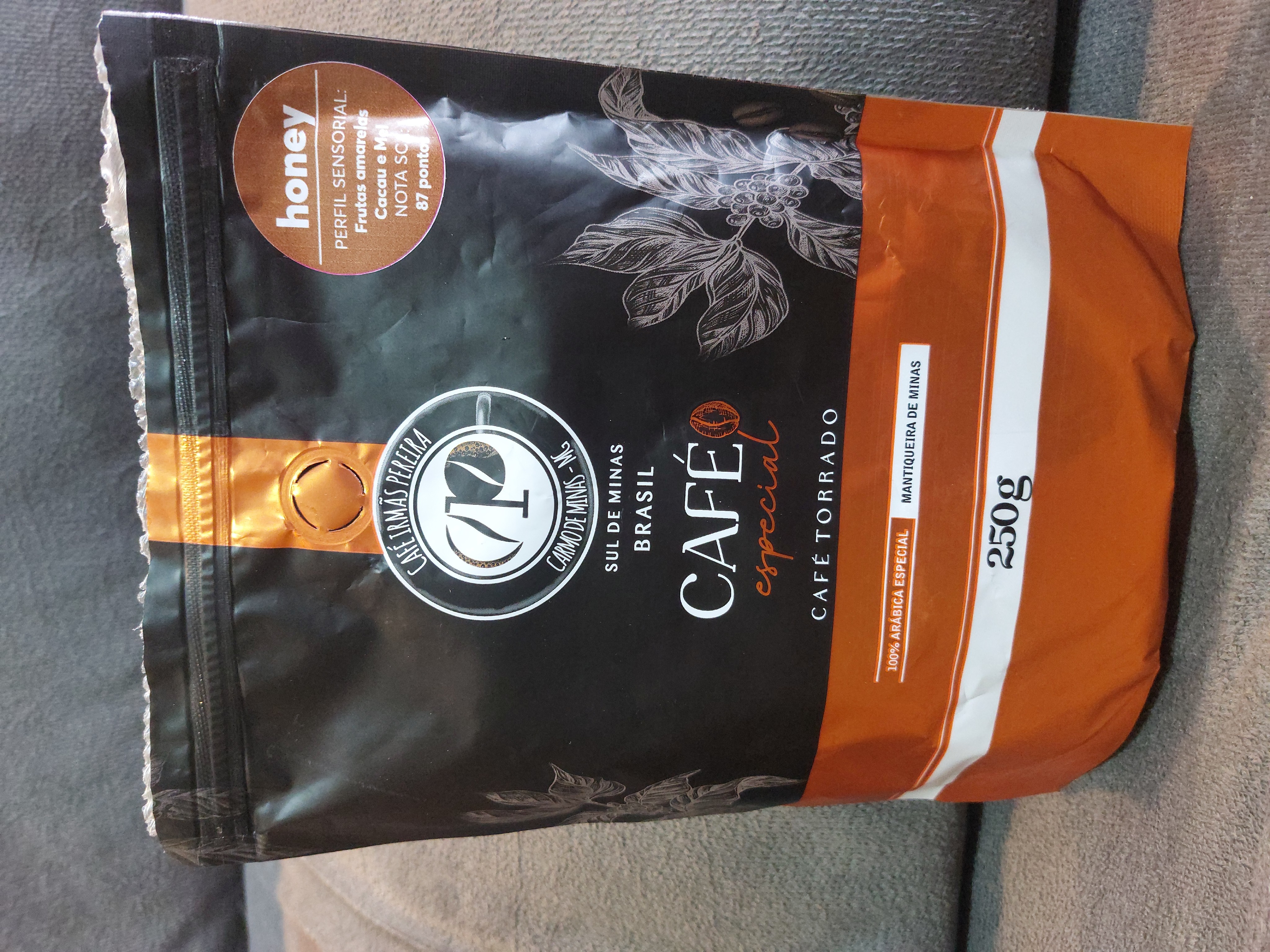 Café especial 100% Arábica, da variedade Bourbon Vermelho, produzido pela Fazenda Irmãs Pereira, em Carmo de Minas - MG, através do processo Honey. Um grão de doçura acentuada, perfeito para ser extraído no método Hario V60, que realça sua acidez limpa e notas florais.
Recebeu nota 87. Torra média.
O aroma do pó seco é forte, lembrando mel, mas da bebida pronta, o aroma é moderado. O sabor é bom, com doçura alta. Notas de mel/caramelo. Acidez e amargor controlados. Corpo sedoso e retrogosto longo e prazeroso. Uma delícia esse café.