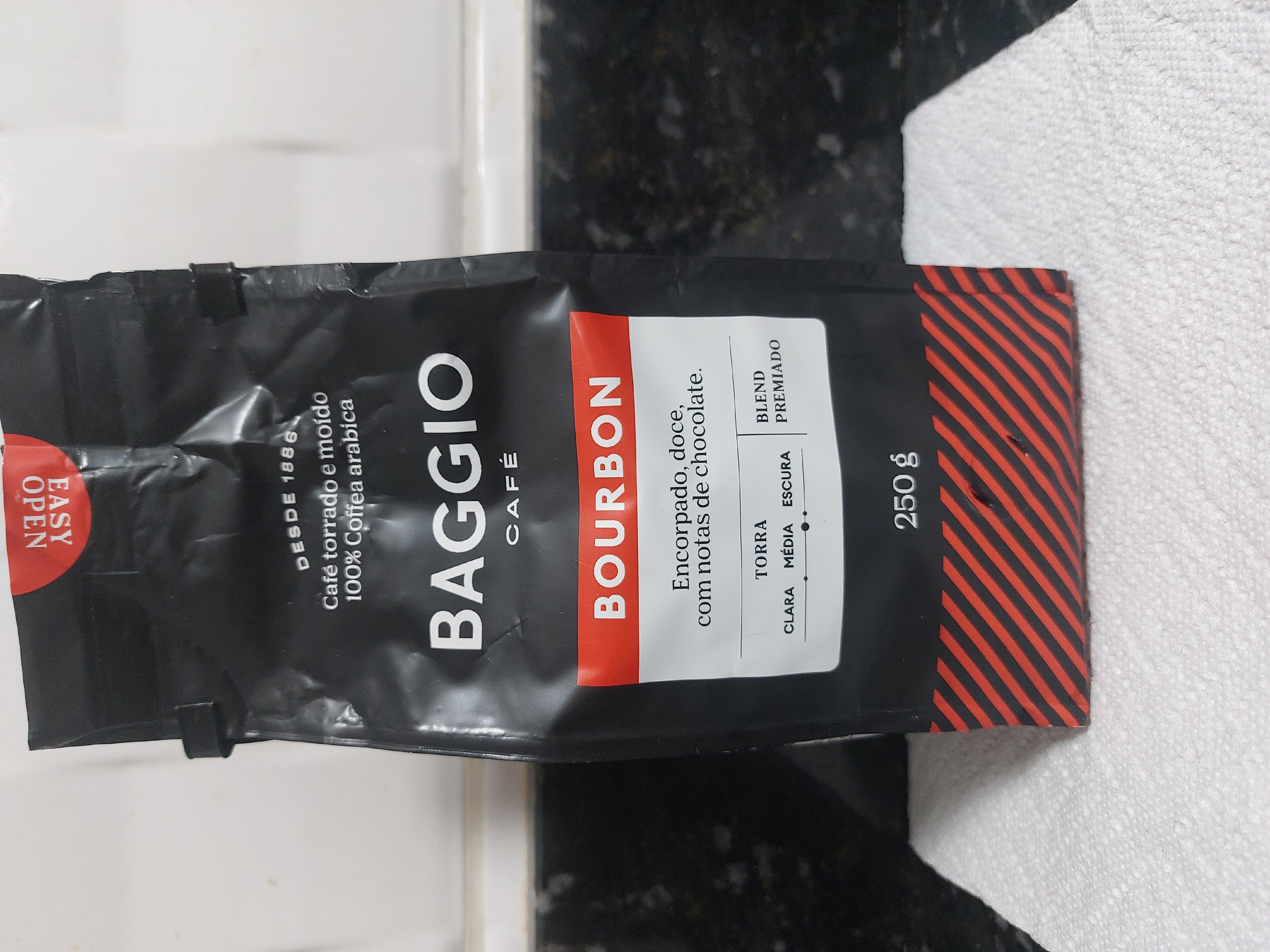 Café Gourmet 100% arábica da variedade Bourbon, composto por uma mistura exclusiva de grãos das duas regiões produtoras de café mais tradicionais do Brasil: a Mogiana Paulista (em São Paulo) e o Sul de Minas Gerais. Um blend premiado.
Torra média.
O aroma do pó seco é forte, lembrando chocolate mas da bebida pronta, o aroma é moderado. O sabor é bom, com doçura média. Notas de chocolate queimado. Acidez e amargor controlados. Corpo sedoso e retrogosto longo e prazeroso.