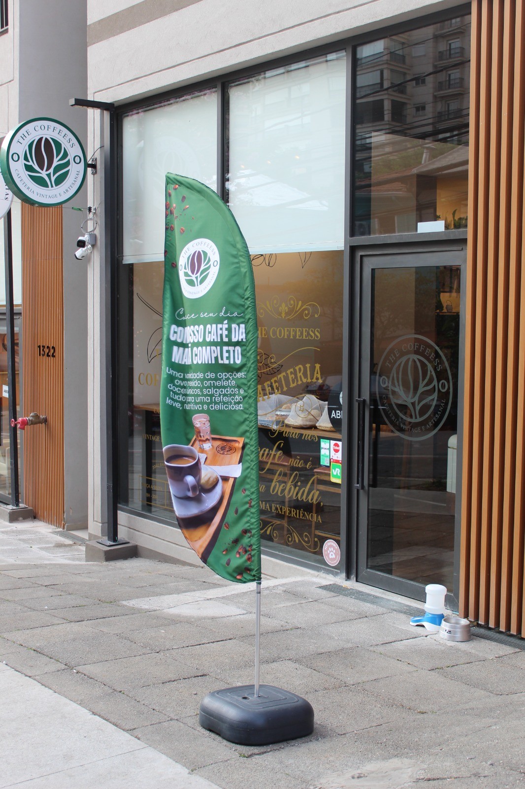 Olá, viemos apresentar a The Coffeess, onde fazemos tudo com alma e pausa.

Buscamos conexão com amantes de cafés especiais e experiências autênticas. 

Focamos em grão de origem controlada, métodos de preparo variados e preparamos nosso ambiente para coworking.

Estamos na Rua João Ramalho, 1312 | Perdizes | São Paulo 

Esperamos a visita de todos, estamos à disposição para troca de informações e parcerias. 

Grande abraço,