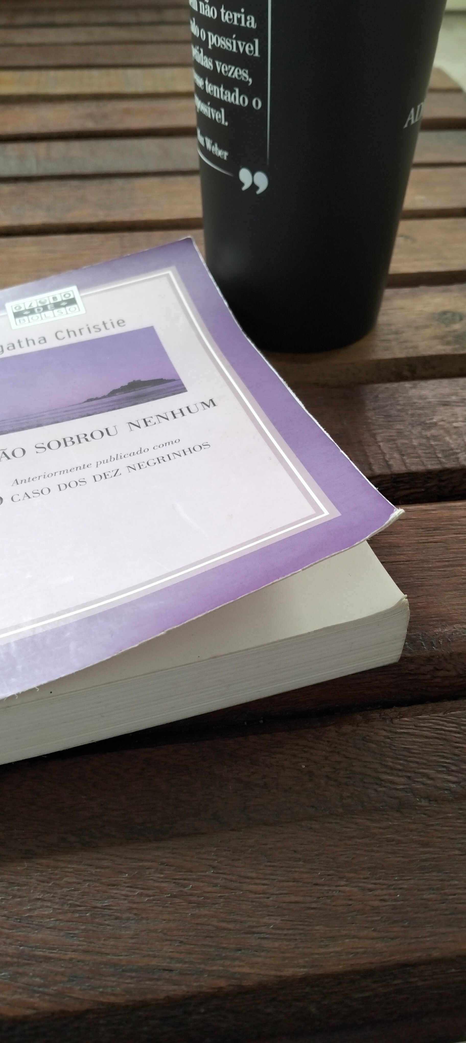 O café sempre consegue se superar e ficar ainda mais gostoso quando seu acompanhamento é um bom livro. ☺️