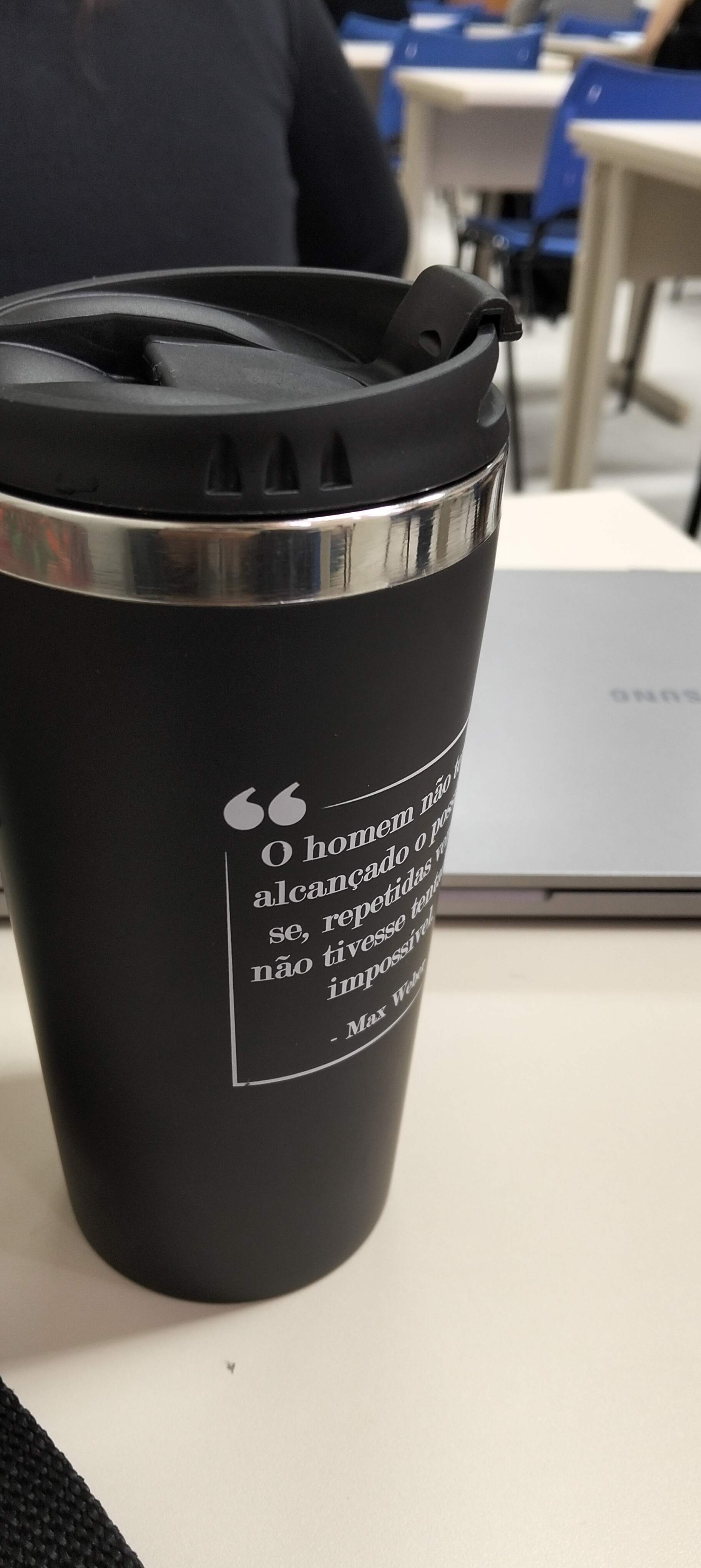 Bom diaa! 😆
Começando o dia bem animada e assistindo a palestras com o companheiro de sempre. ☕