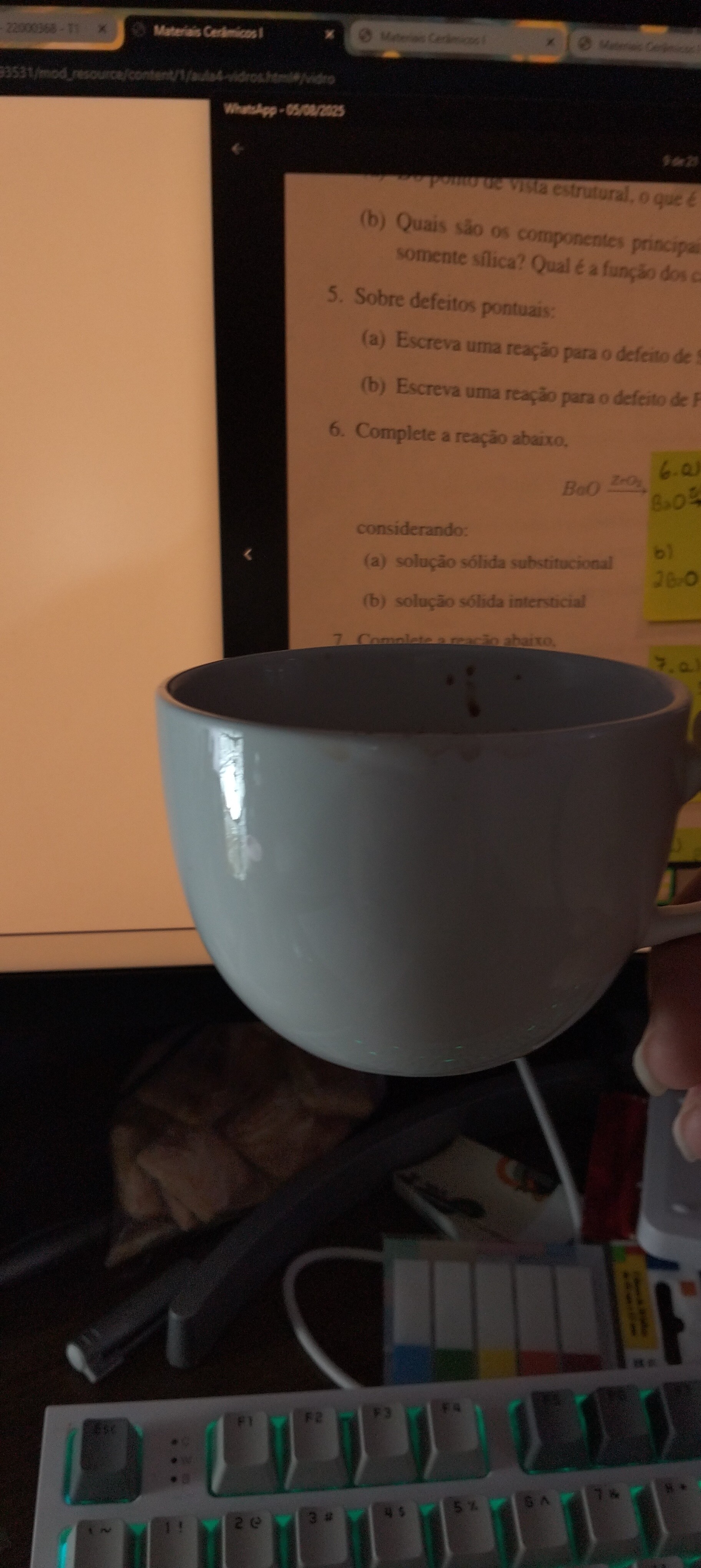 Começando o dia revisando o conteúdo da prova de hoje e bebendo um cafézinho 😁☕