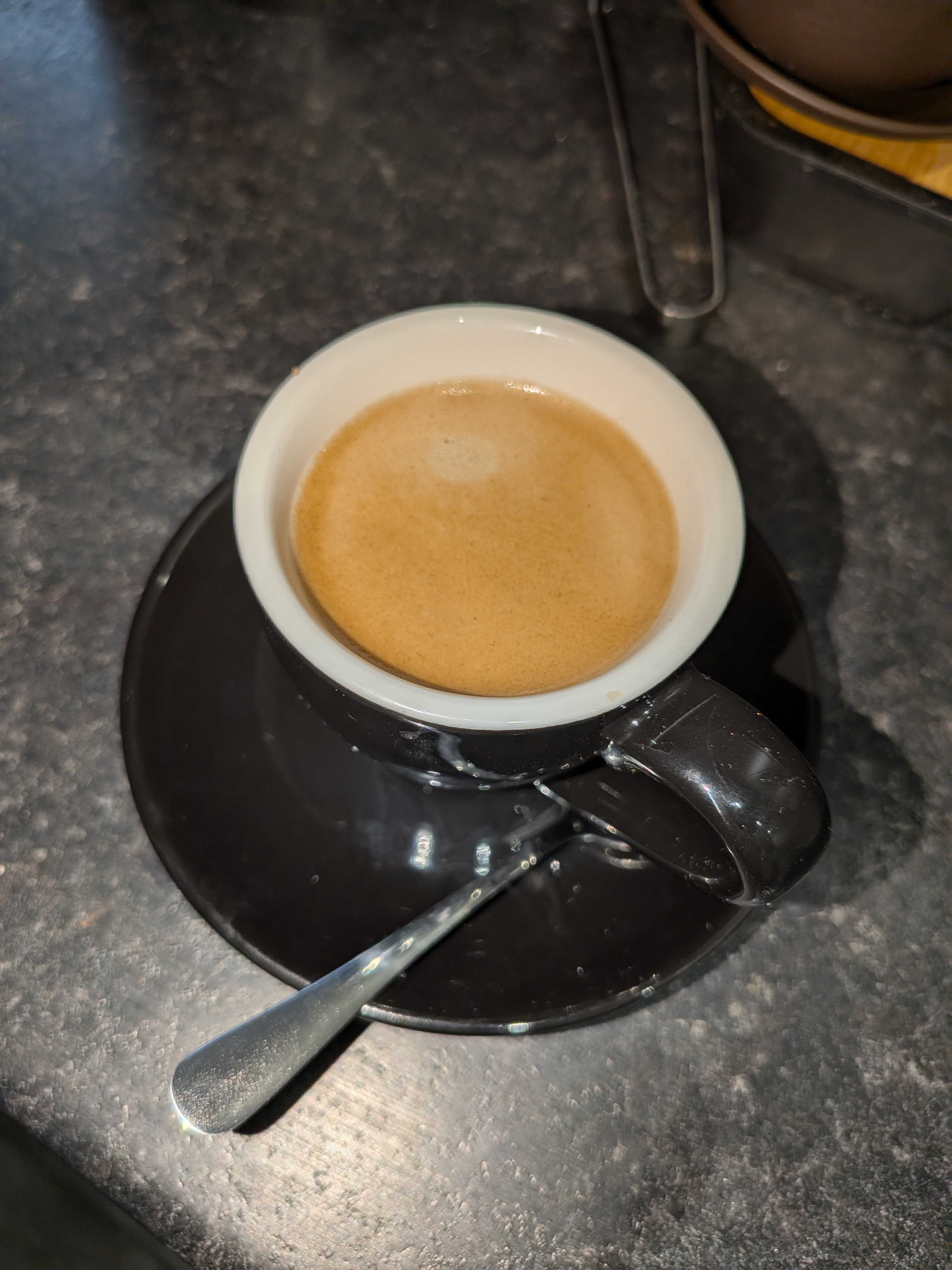 Un expresso ce matin avant une longue et dure journée de shopping de meubles. ☕