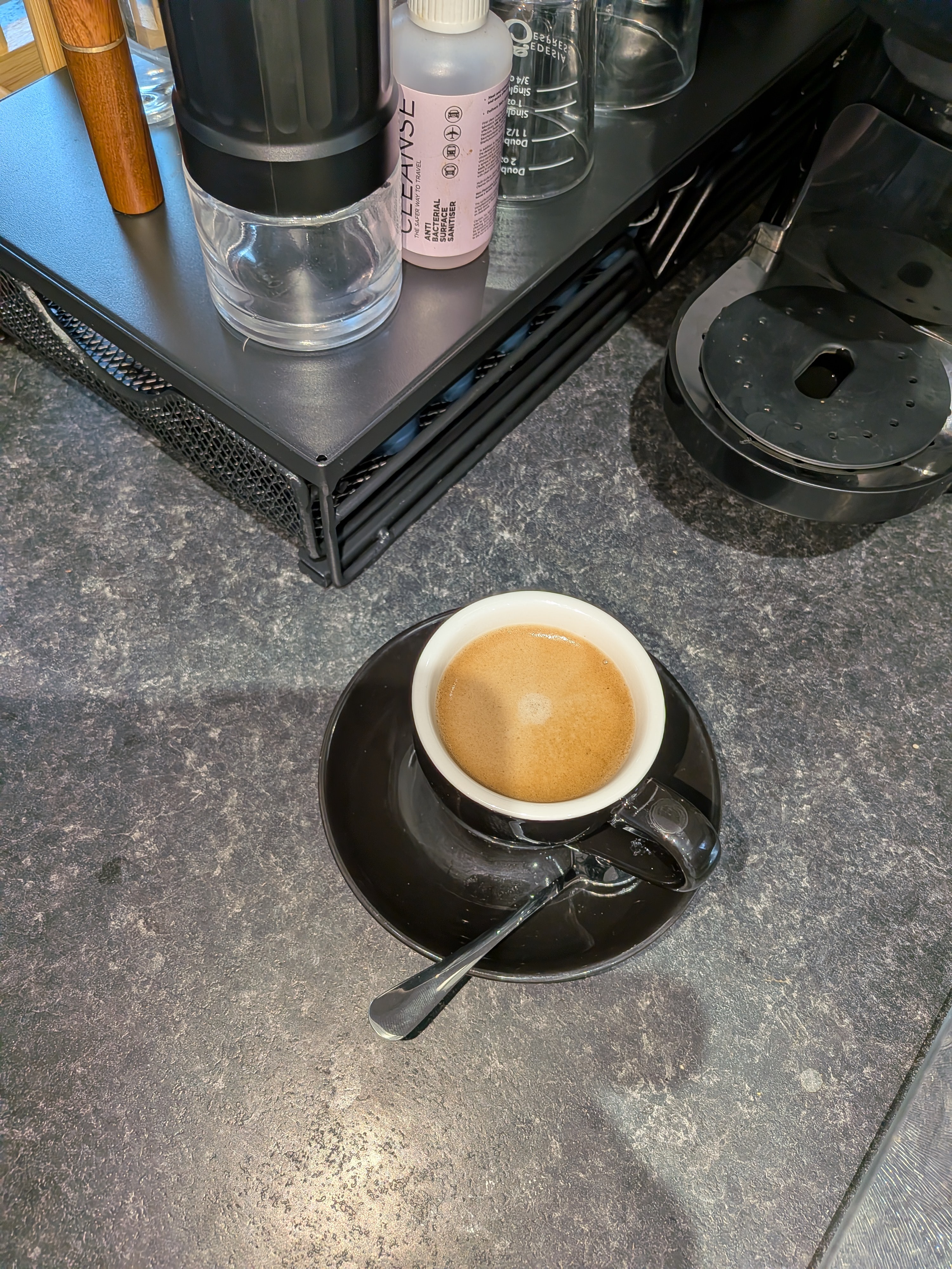 Les yeux encore embrumés ce matin, un expresso non sucré à portée de main. 😵‍💫☕