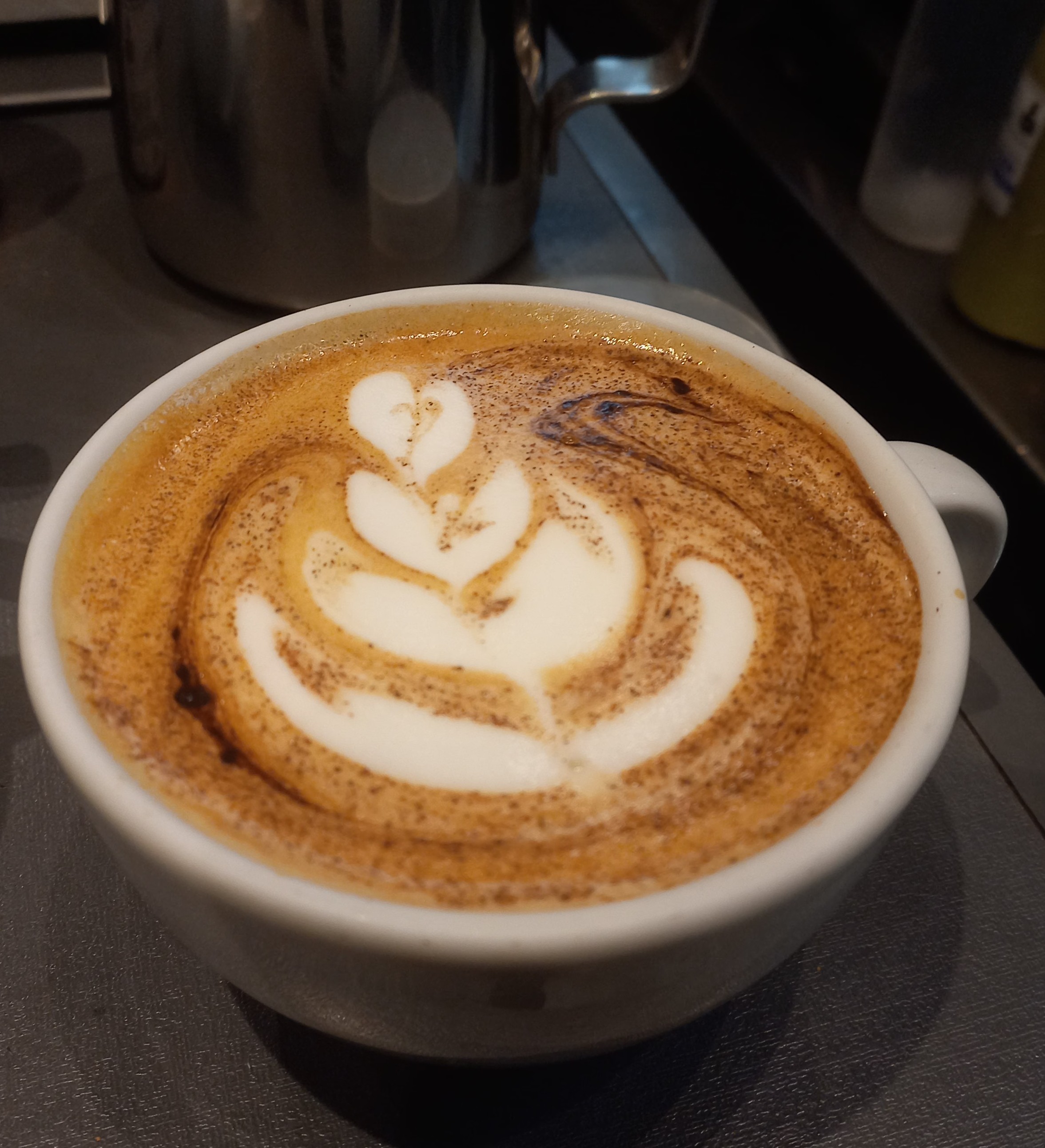 momento café ☕ 
um capuccino com um lindo latte art.