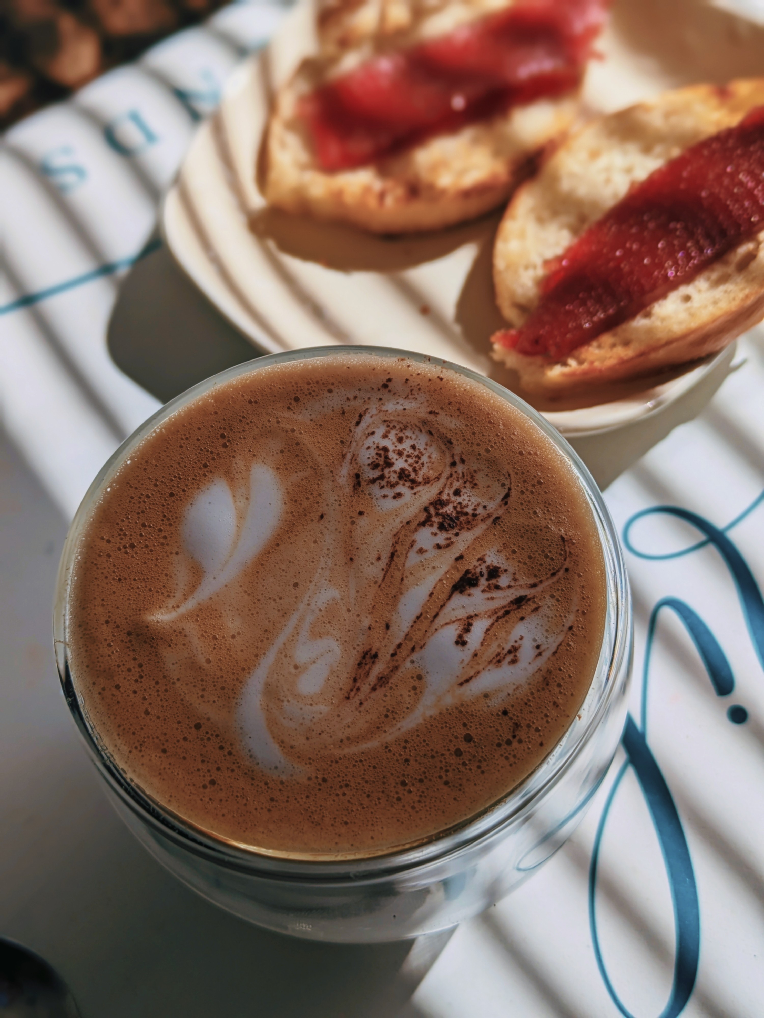 Hice un cisne con pincel. Espero que les guste. 
Mi café con leche de la mañana 😋