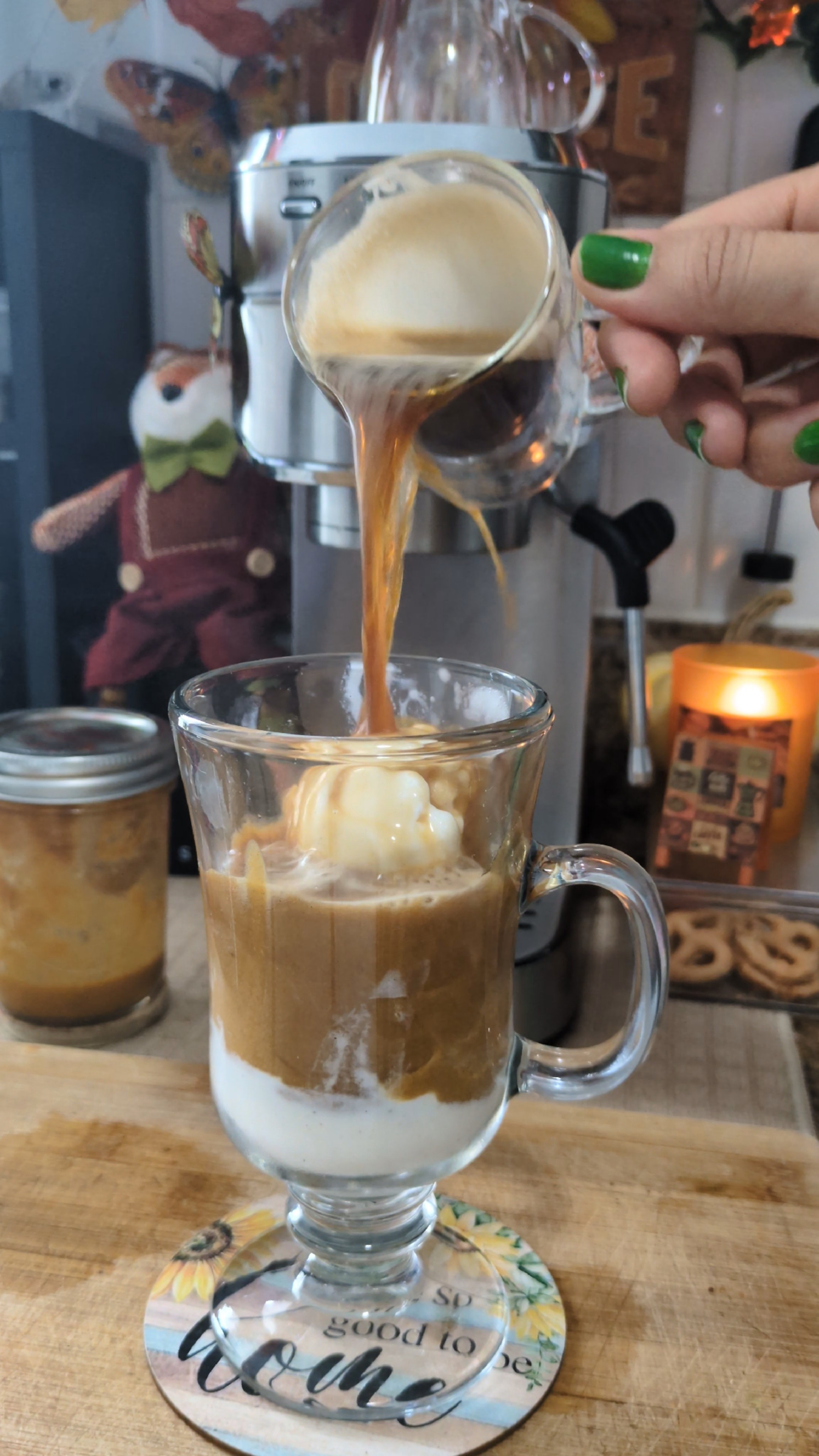 Affogato de Pumpkin Spice 🧡 

- Helado de vainilla 
- Sirope de Pumpkin Spice (Es casero, yo lo hice)
- Café 