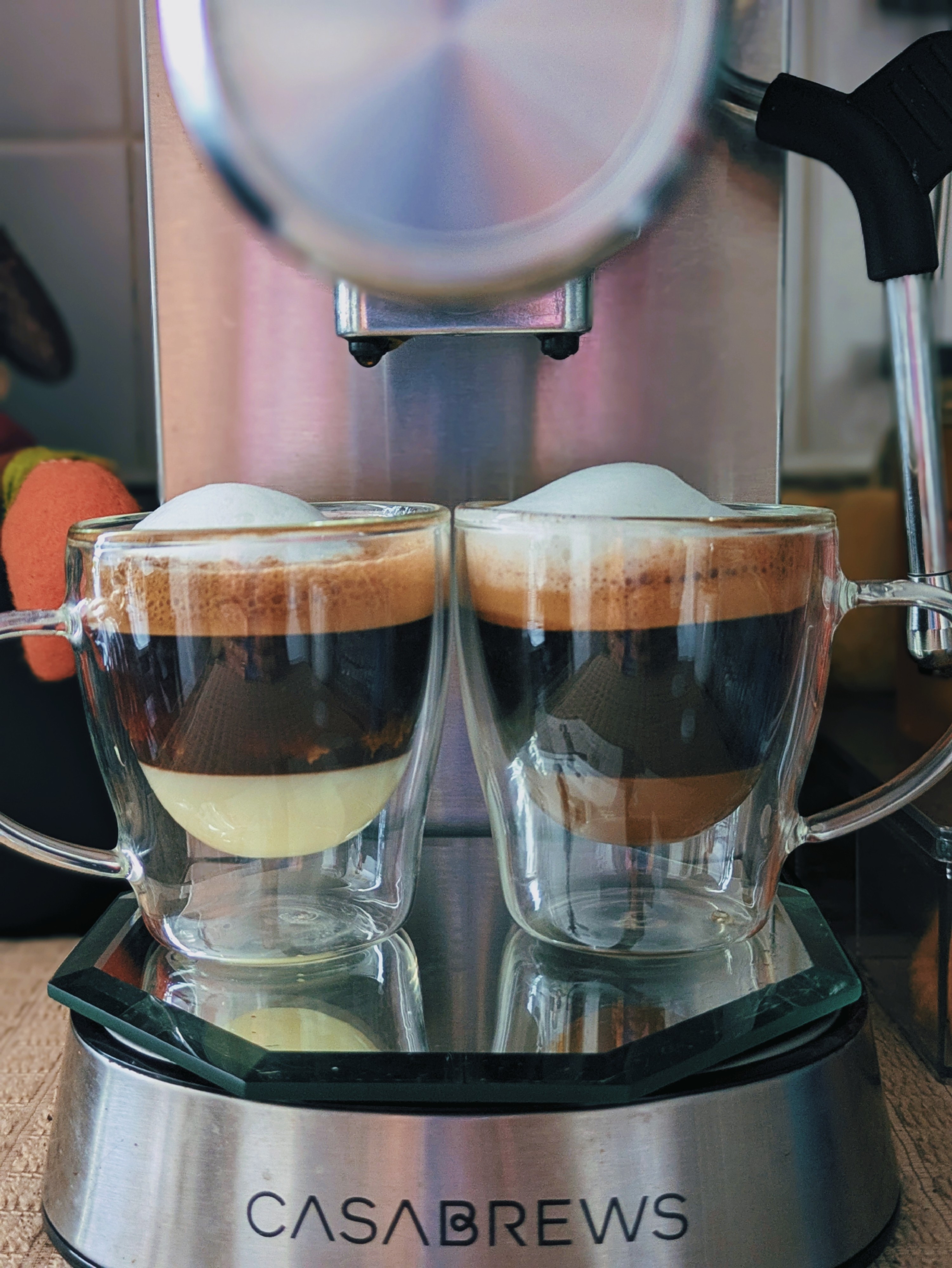 Café con leche condensada y café con caramelo, ambos con espuma de leche 🤎