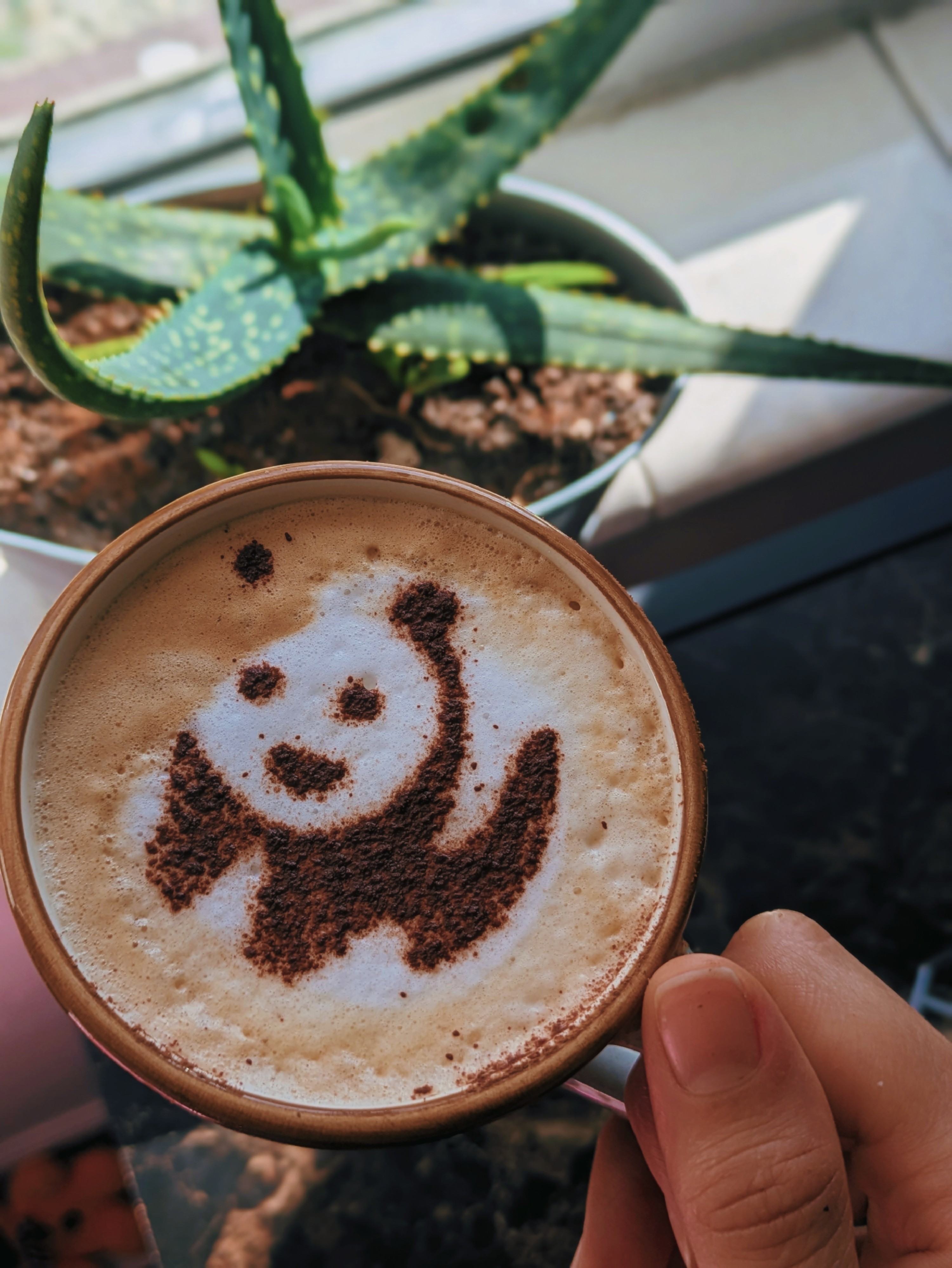 El mundo esta hecho un desastre amigos del café. Pero aquí seguimos 🫰💪🏻 Ánimo! Fuerza! 