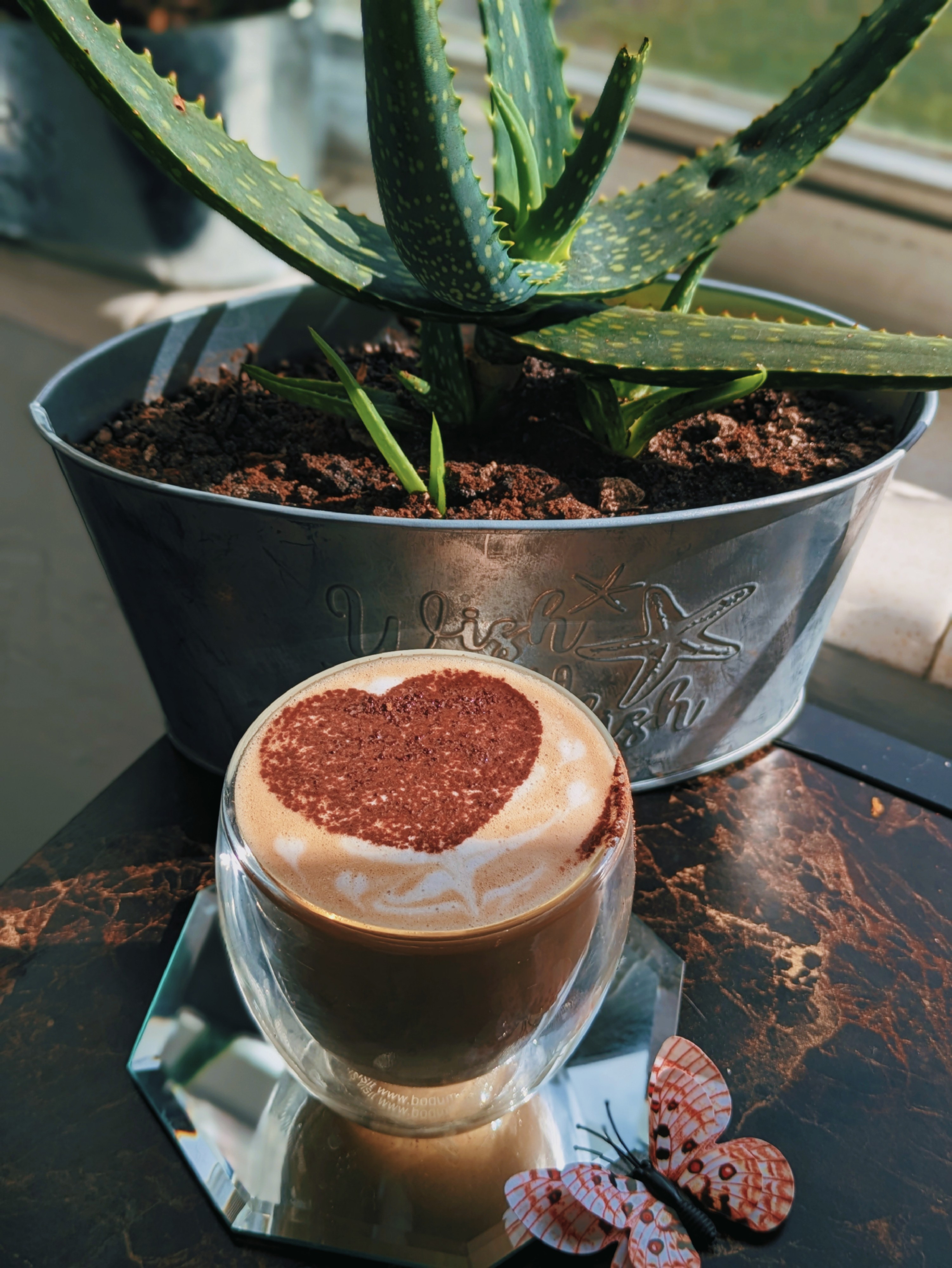 Espresso con sirope de avellana, leche y cacao amargo 🫰