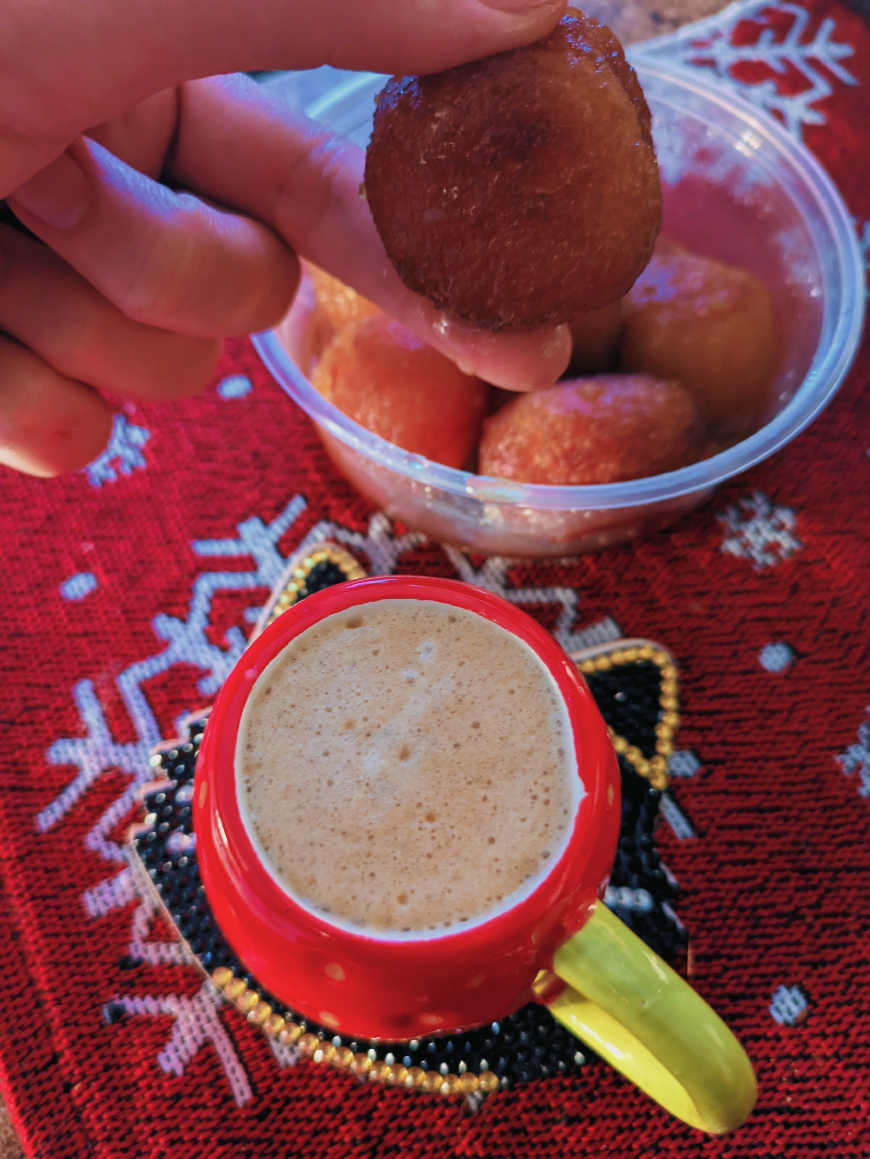 El gulab-yamun ([guláb djámun]) es un dulce de la cocina Pakistaní y cocina India, elaborado con una masa, en la que sus principales ingredientes son Khoya (tipo de leche condensada por evaporación) y maida (harina), y que luego es frita en aceite en forma de pequeñas bolas. Después, se ponen en un almíbar elaborado con agua, azúcar, agua de rosas, cardamomo y se colorea con algunas hebras de azafrán que le proporcionan el color rojo muy característico.