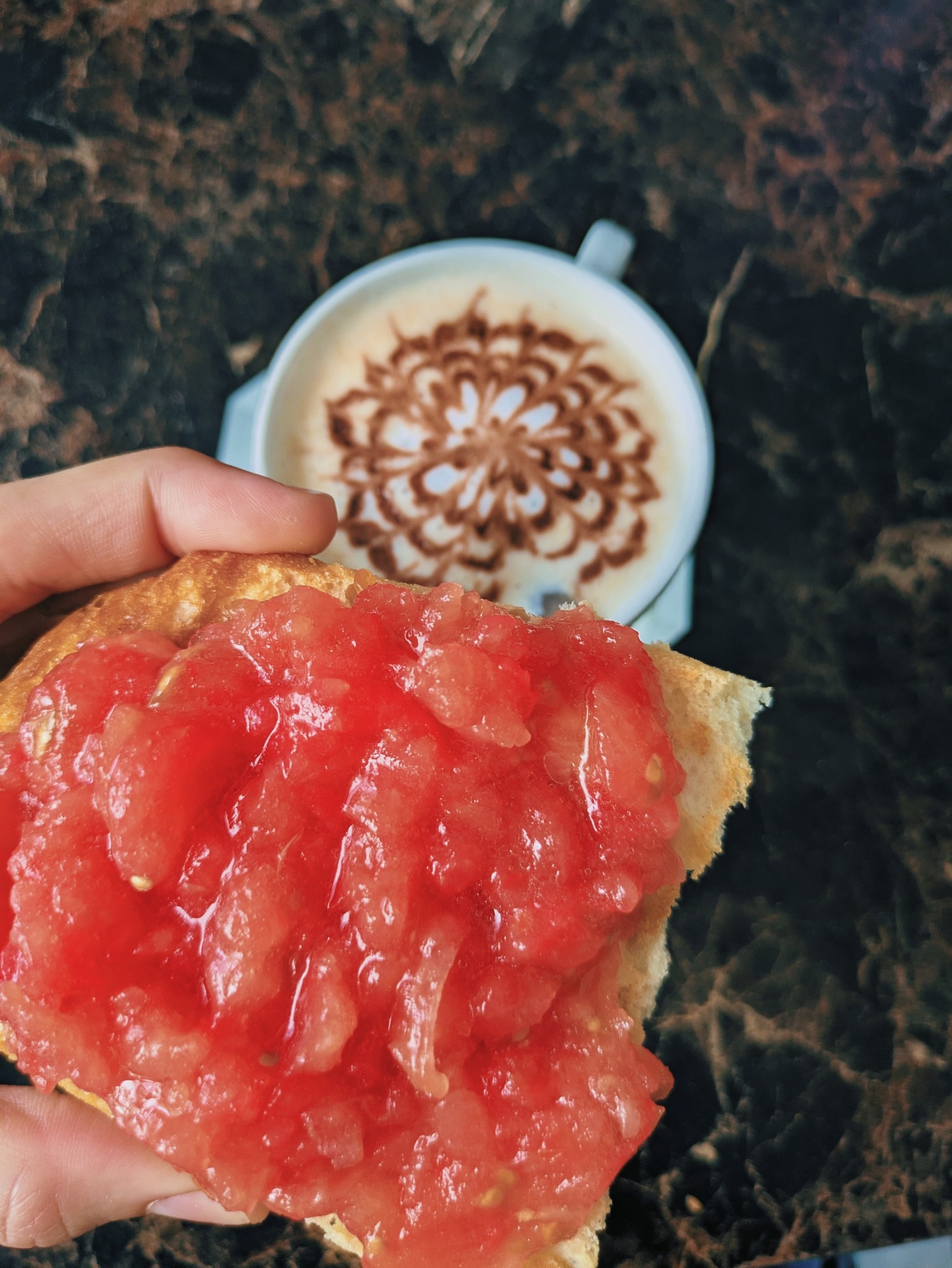 Mí desayuno preferido 
Pan tostado con tómate natural + café con leche 😋 y sirope de chocolate.
Utilizo café de especialidad de Colombia 