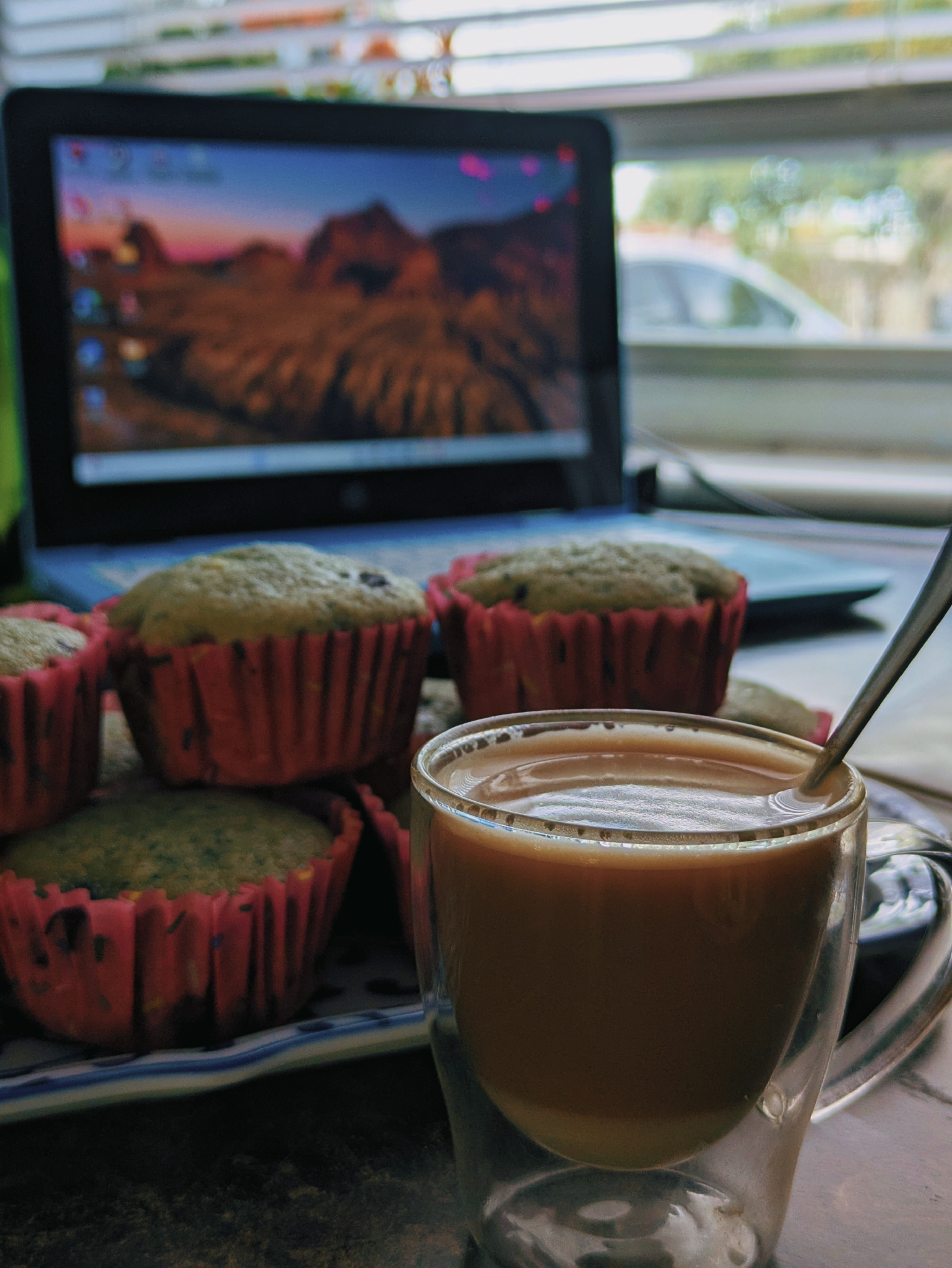 Un Café siempre esta más bueno cuando lo acompañas con algo dulce. Verdad?

Muffins hechos por mí de arándanos y lavanda 