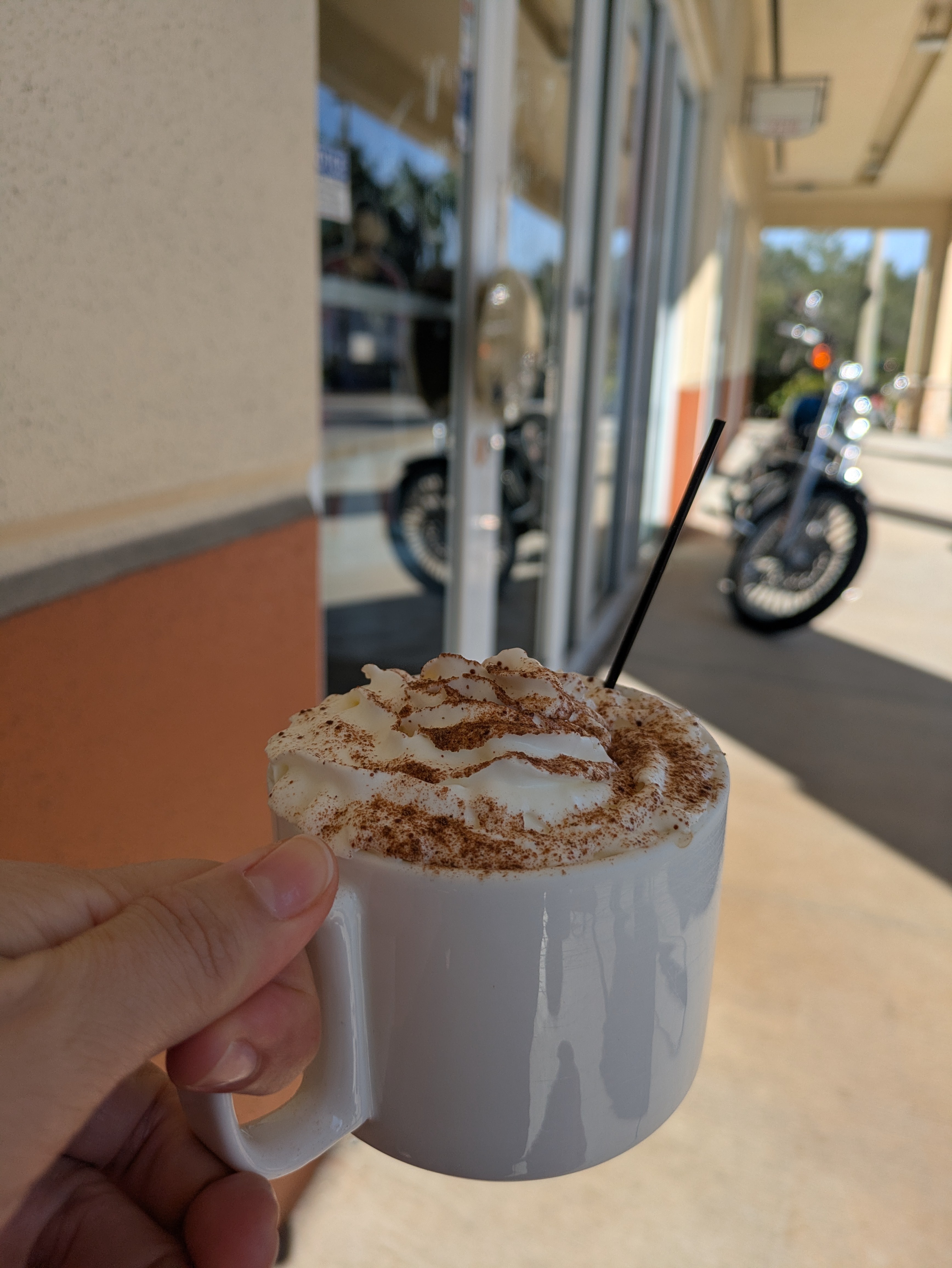 Hoy estube en una cafetería Argentina aquí en Florida.
Tomando Capuchino con alfajor 
