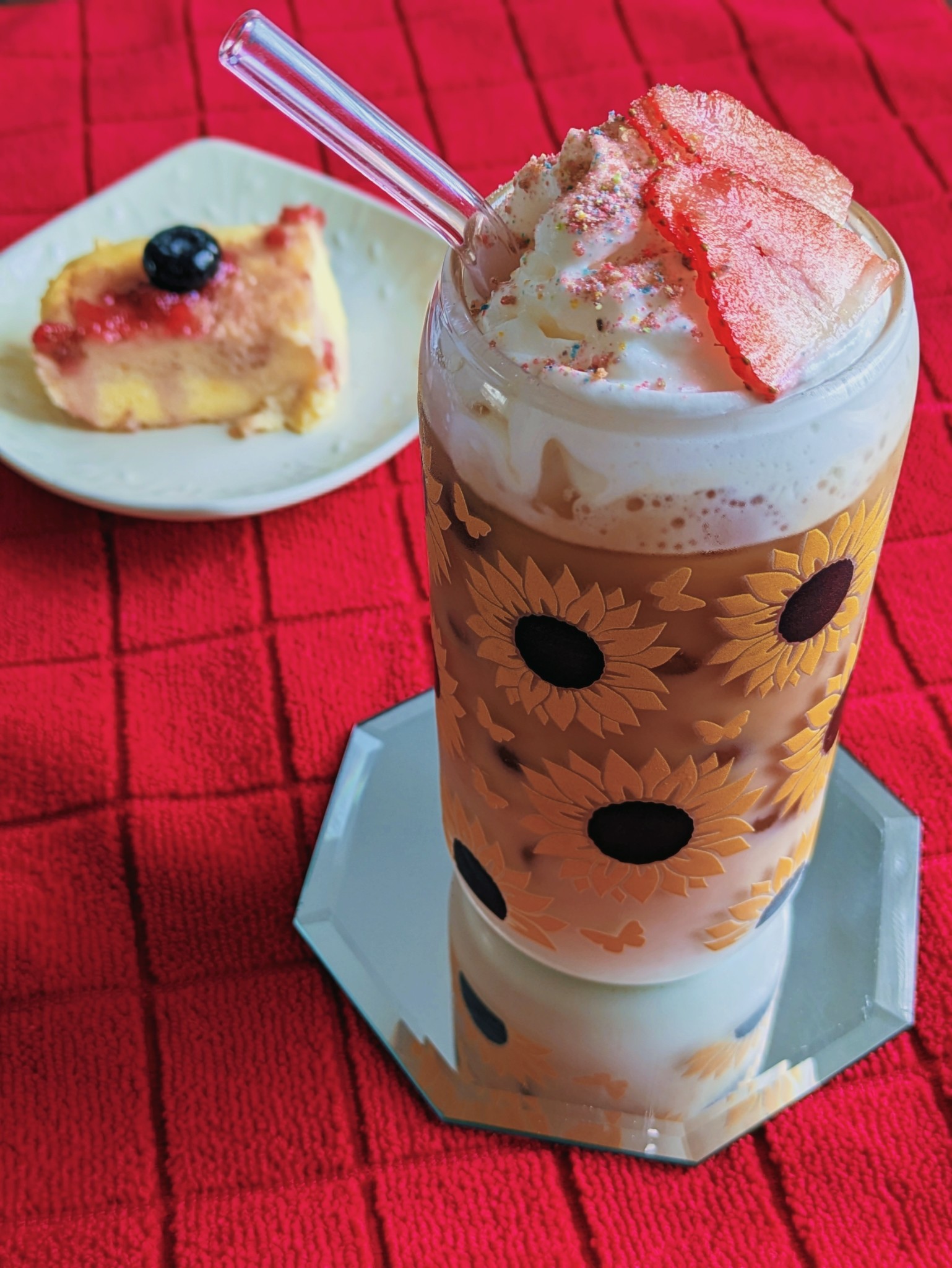 Tarta de queso cacera con mermelada de fresa casera y café frio.