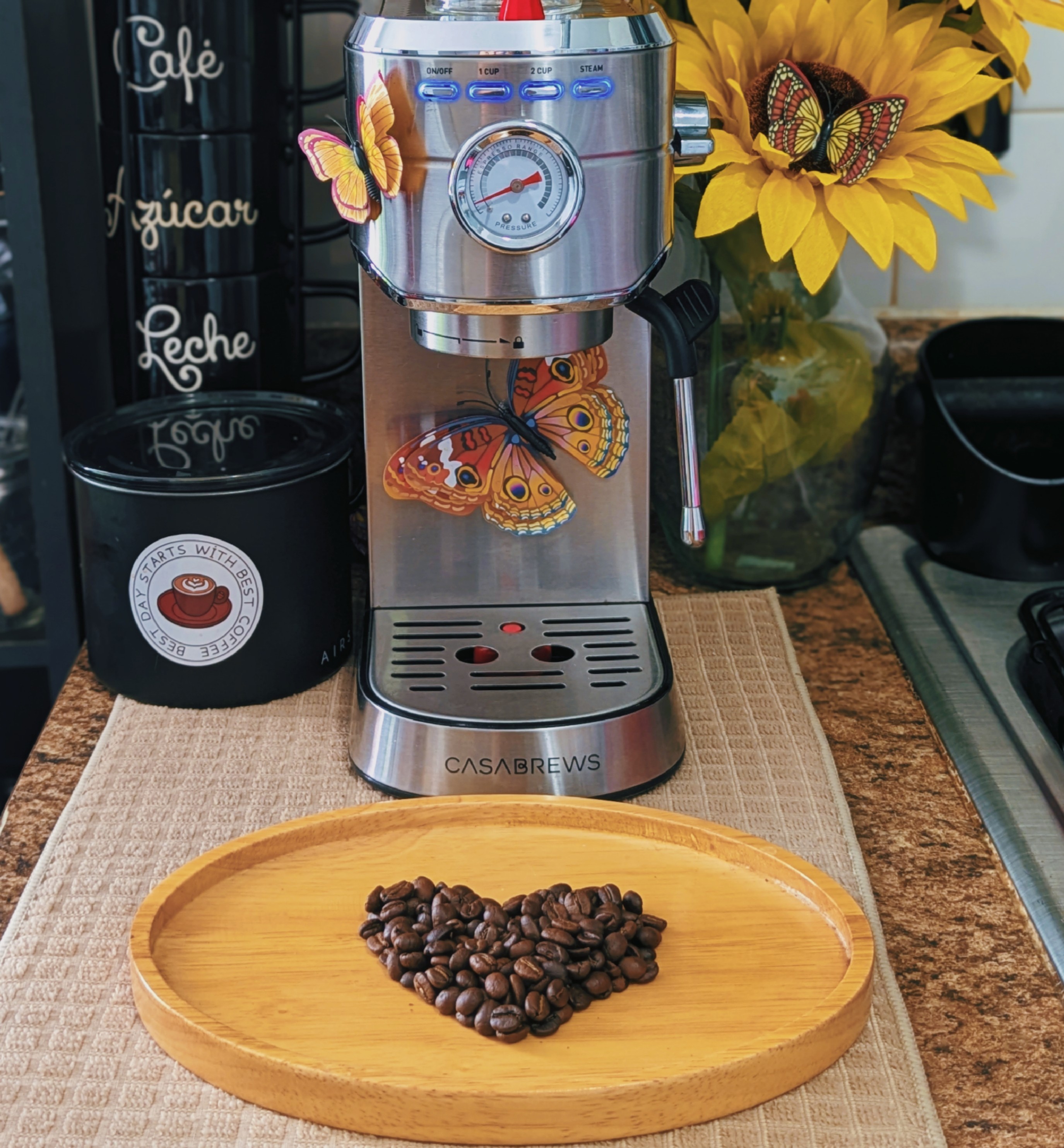 Cambiando la decoración de mí rincón del café 
Soy una amante de los girasoles como pueden notar ☺️🌻