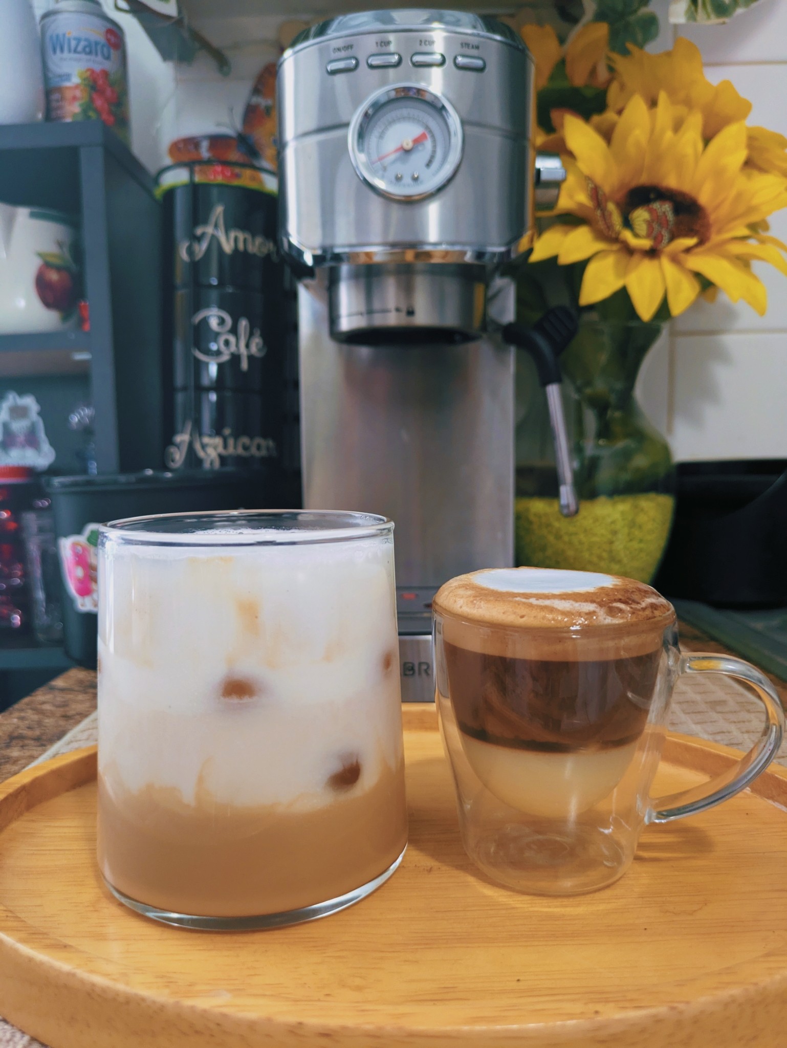 Dos cafés preparados de la misma forma pero con resultados diferentes. Uno lleva hielo y el otro no.

Leche condensada + Espresso + Hielo + leche 