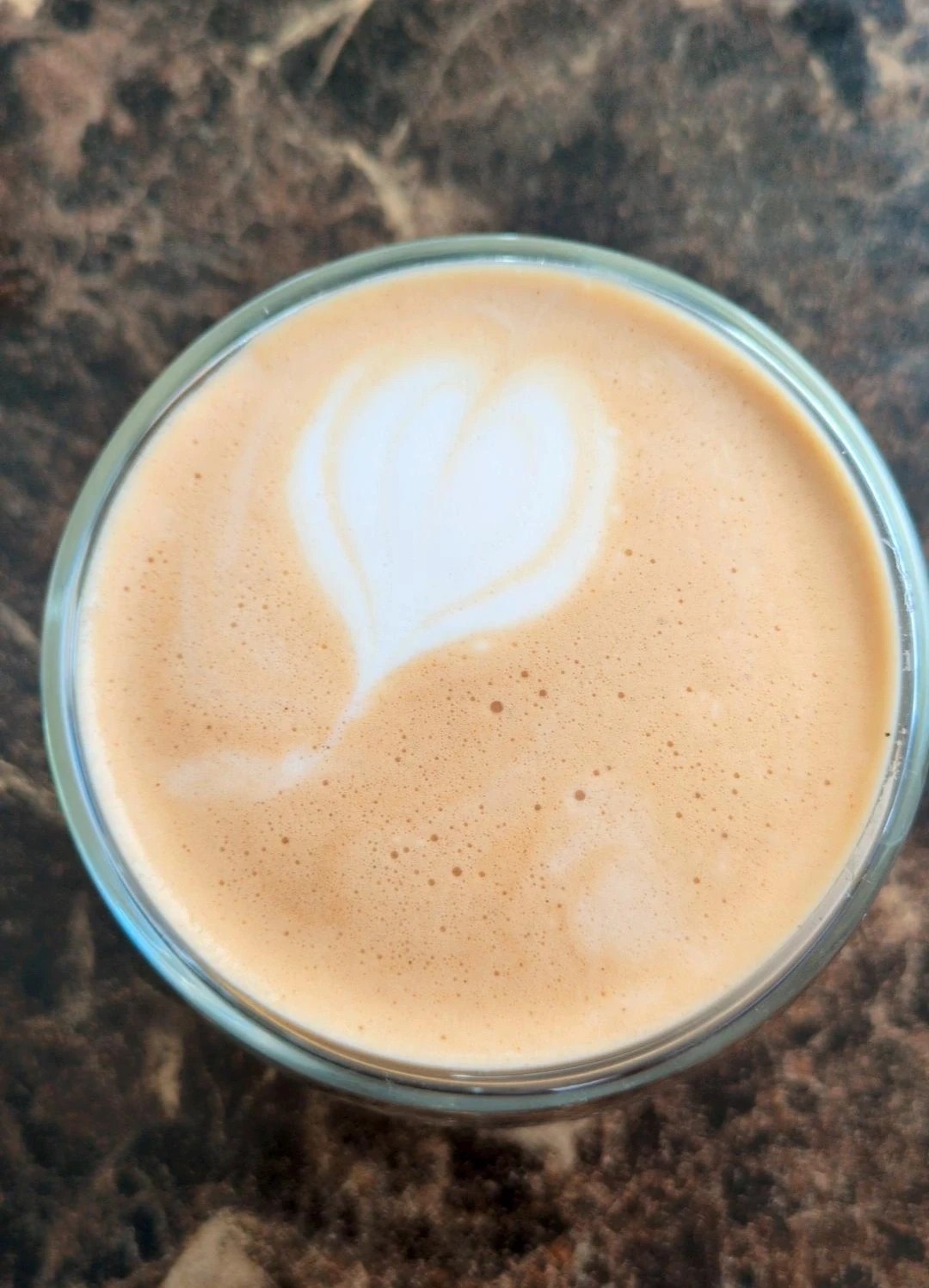 Sigo practicando, que difícil es el arte latte. Mis respetos a los que saben hacerlo tan perfecto porque me imagino que el camino fue difícil. 