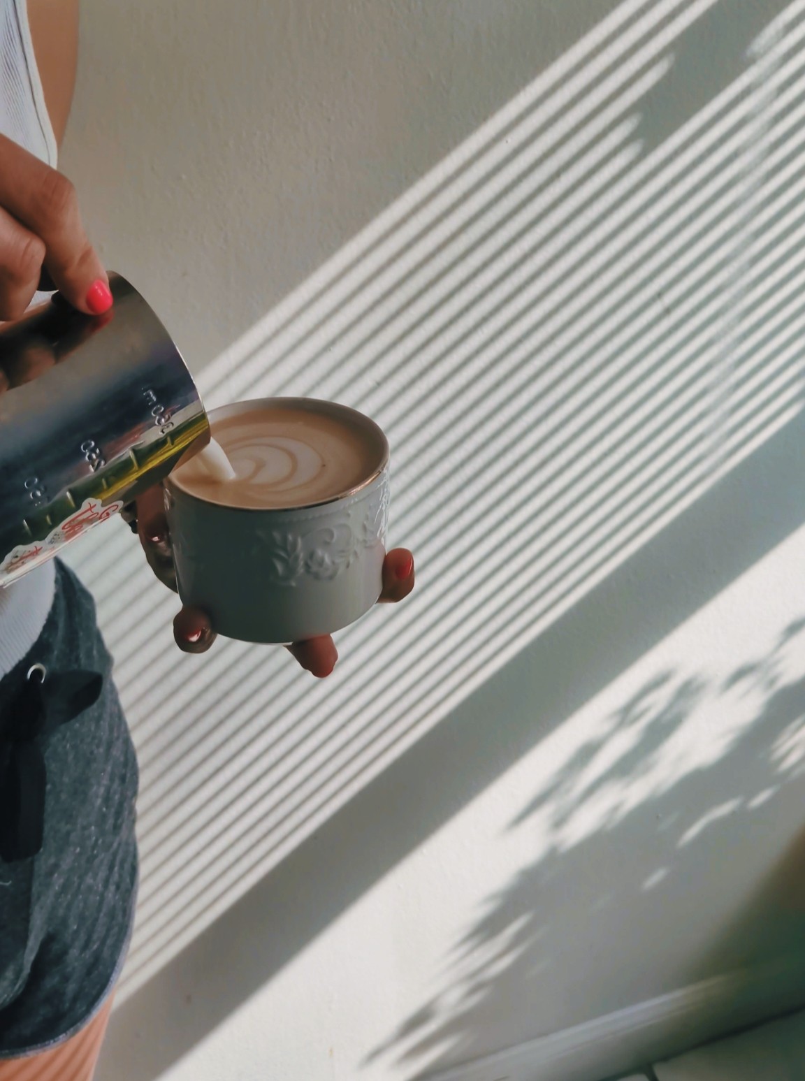 Café en cafetera Moka, un Latte Art, solecito. Perfecto 