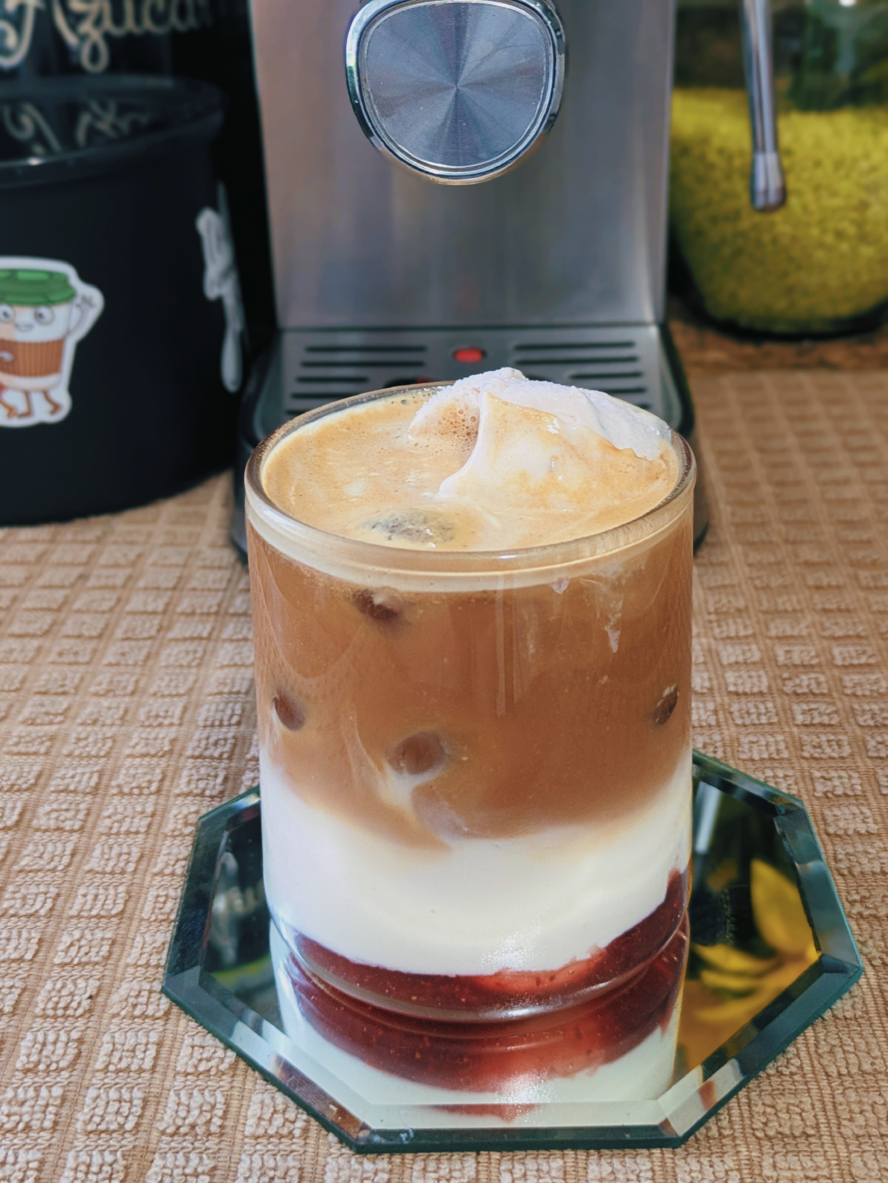 Mermelada de fresa + Hielo + Leche + Café = Delicioso 