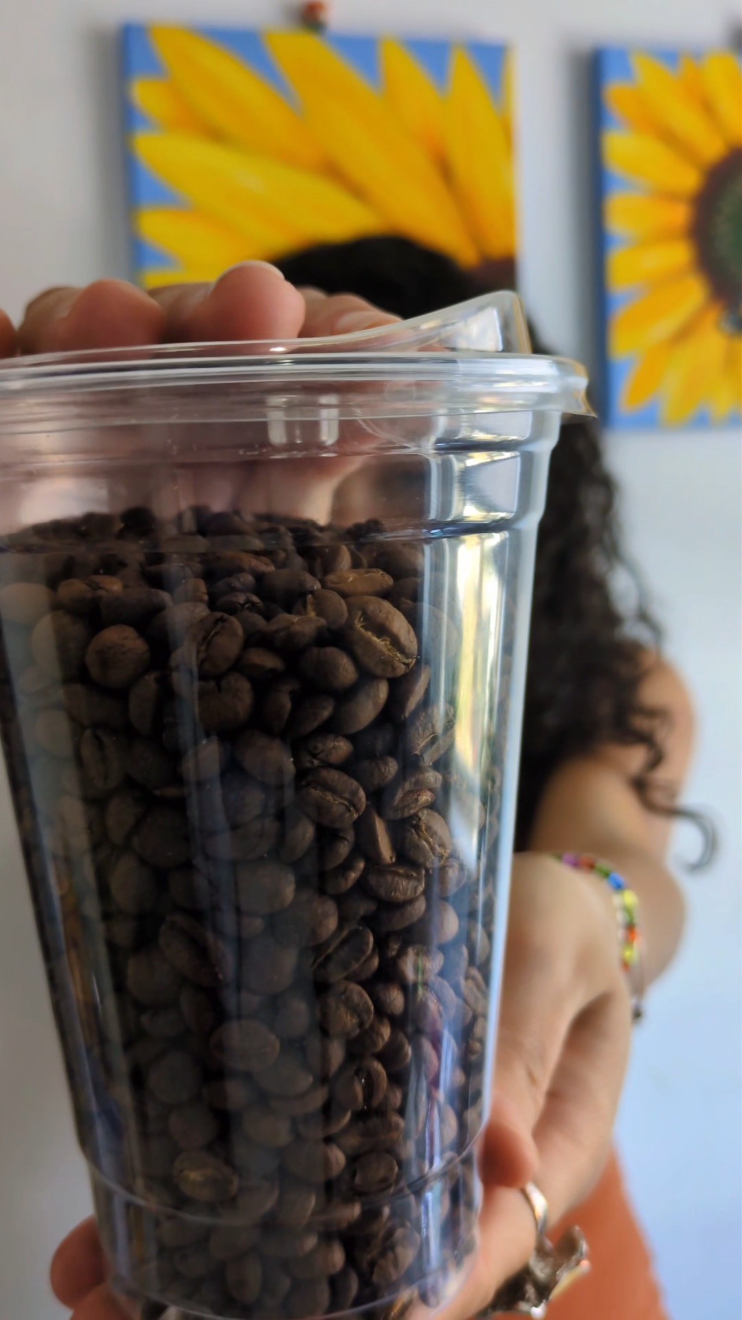 Desliza y así me conoces un poquito más. 
Café frio de chocolate y malvavisco 
Grabos de café de Colombia 
Me encanta la fotografía, leer, tomar café y los Jeep tengo uno 😃 