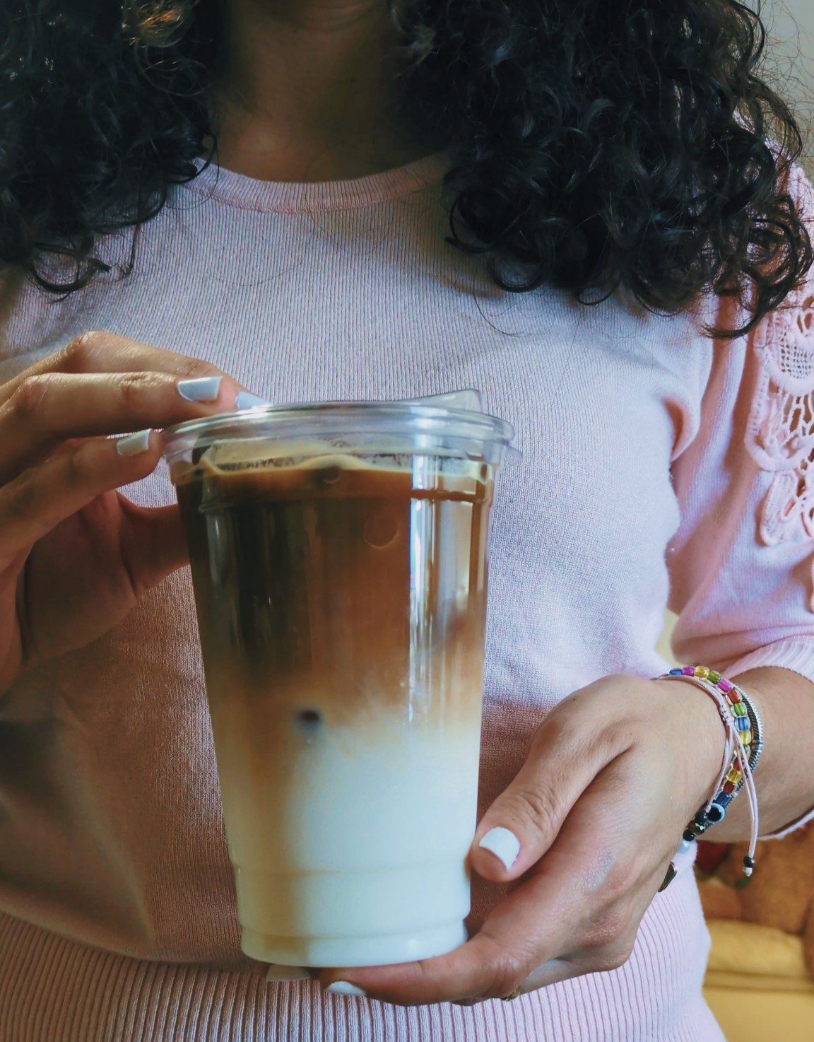 Probando un café frio con bolas de chocolate, muy 😋 rico!
