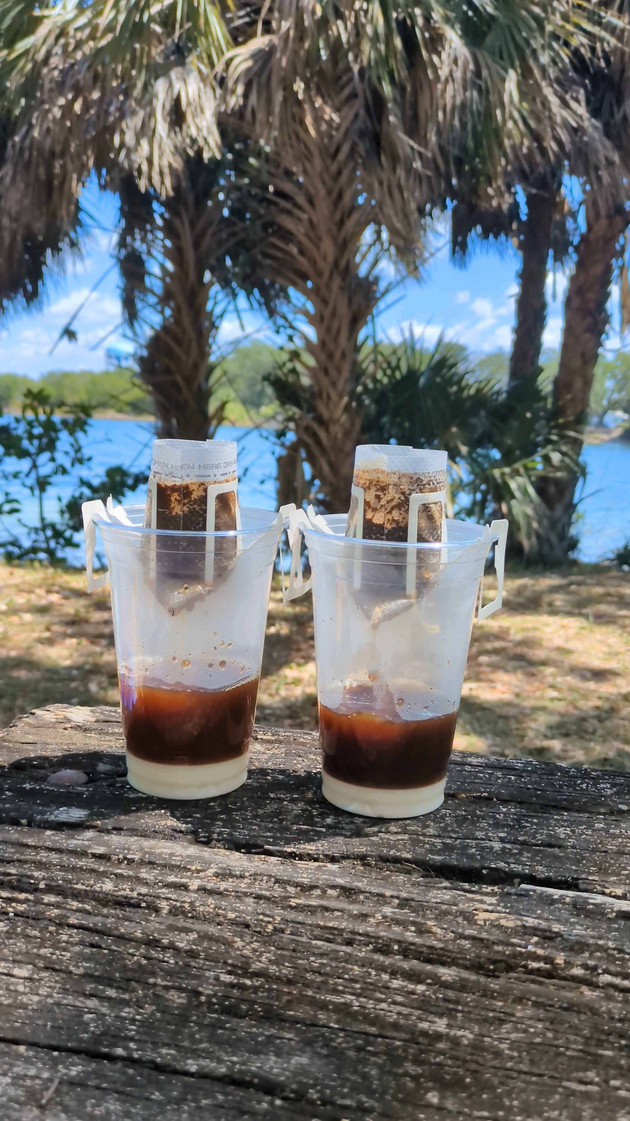 El café estaba muy bueno y se disfruta mucho en la naturaleza. 
Usando las bolsas de papel de filtro portátil. Súper recomendadas. No es la primera vez que las utilizo y siempre me deja asombrada del excelente café que se puede hacer.