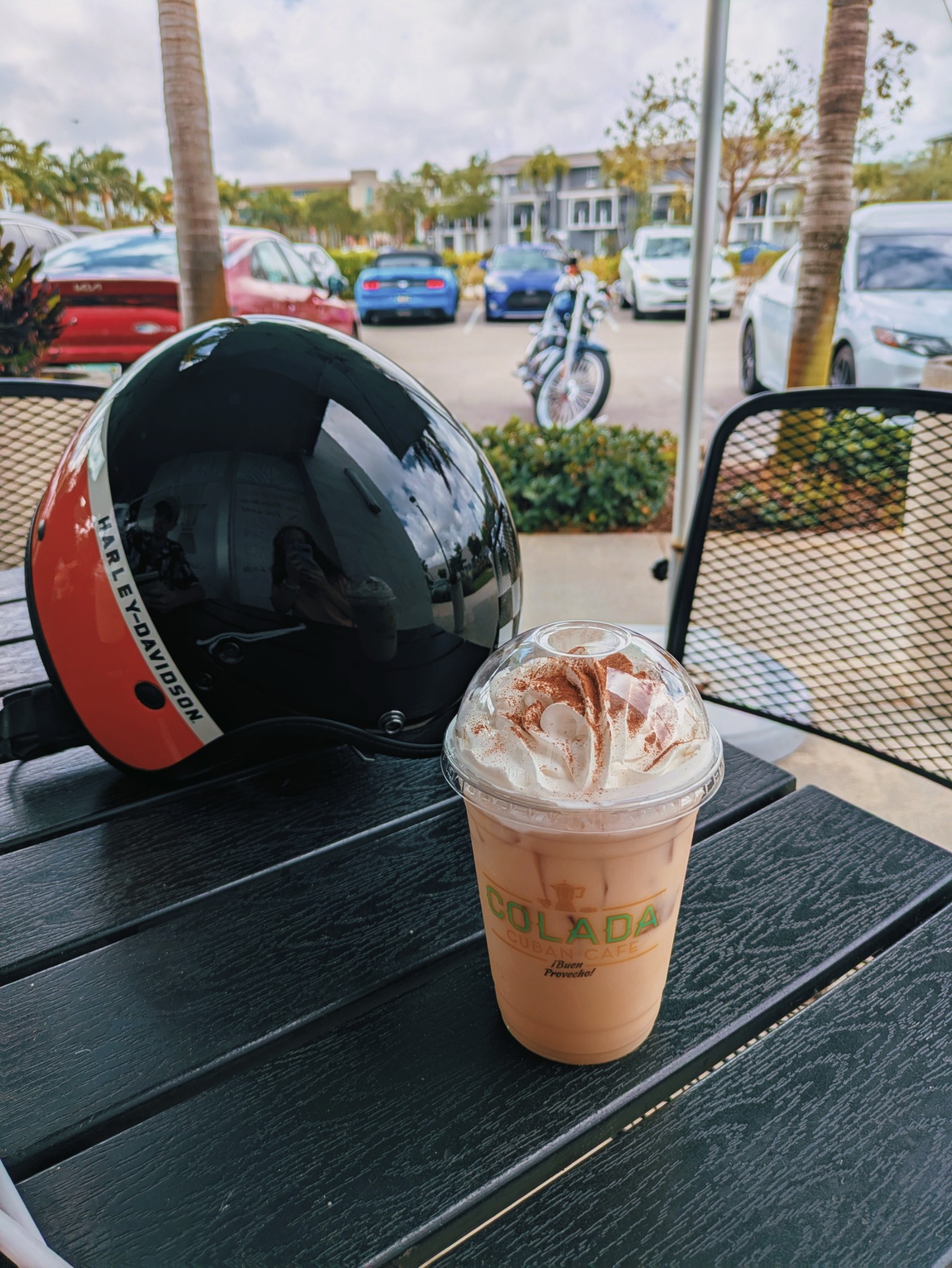 Disfrutando una vuelta en moto y un Chai tea latte ✨