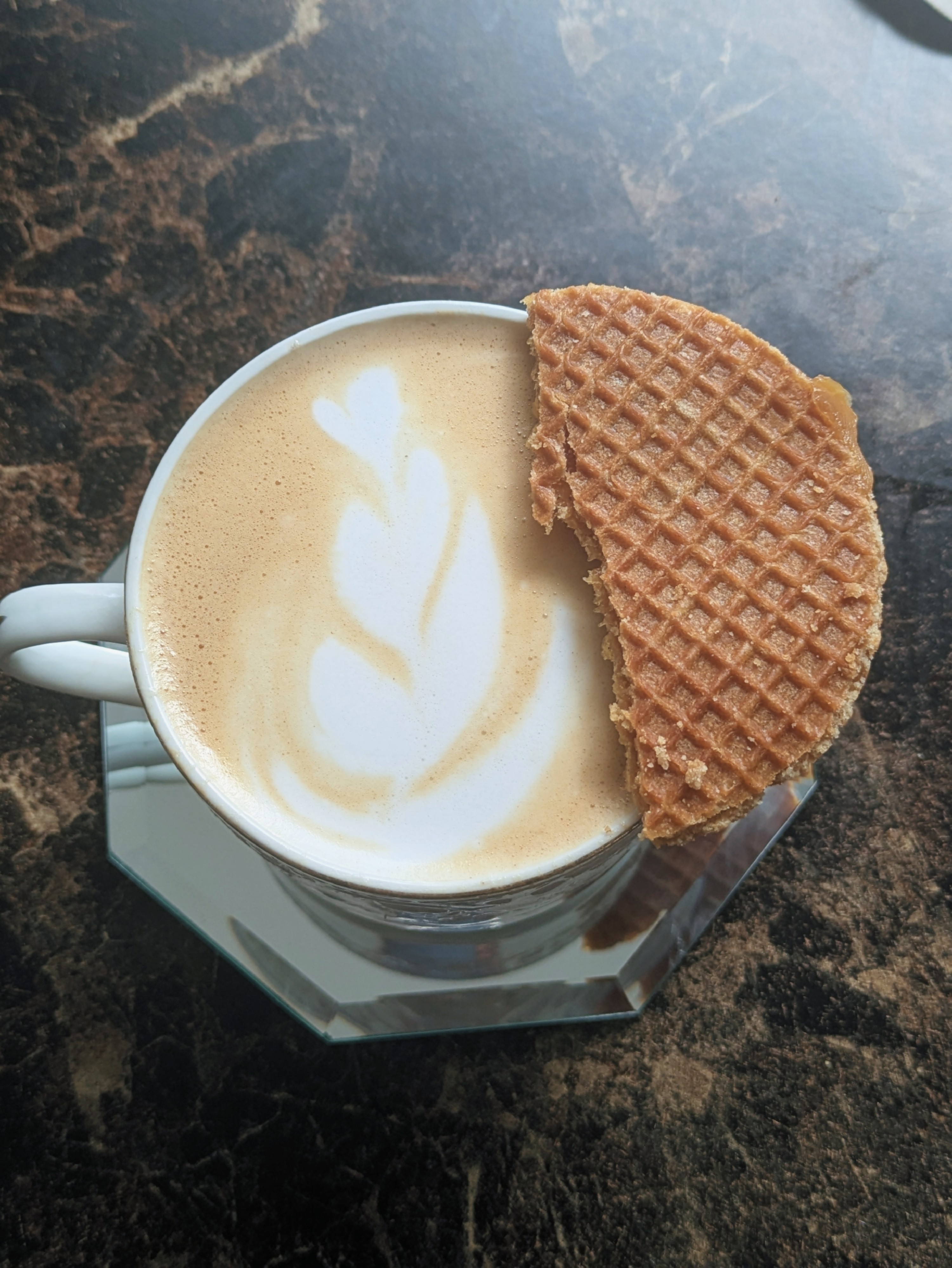 Cuándo estas haciendo el dibujo de latte Art la mente de uno puffff esta en otra dimensión (Por poner un ejemplo) Es como que no entra ningún pensamiento, solamente el que te salga está vez. ✨ 
Hoy se me derramó y el dibujo se agrandó pero estaba quedando genial, que lastima. 