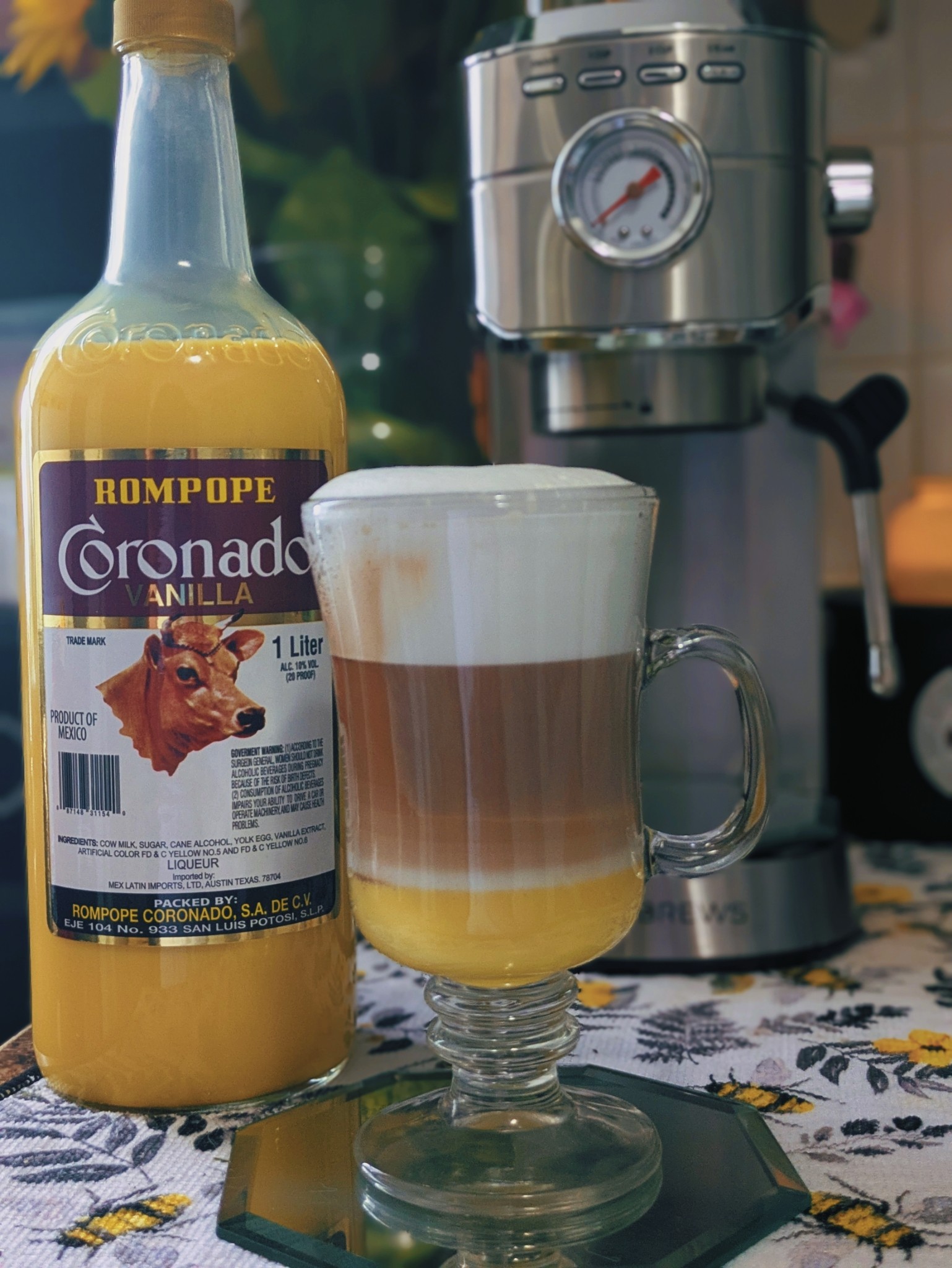 Estoy disfrutando tanto esta combinación. 
Rompope es un licor de vainilla que se combina con gelatina, lo probé ayer y me encantó. Probarlos con café! Esta buenísimo. 
Aquí les dejo algo de información sobre esta maravillosa bebida. 

¿Qué tiene el rompope? 
A grandes rasgos, es una bebida alcohólica que contiene leche, yemas de huevo, vainilla, azúcar, fécula de maíz y ron o aguardiente de caña, a la que también se pueden agregar saborizantes naturales como almendra molida, pistache, café o piñón. Y debido a su sabor, consistencia y popularidad es utilizada como un aperitivo, pero también como un ingrediente en la preparación de otros alimentos, como flanes, atole, pasteles, natas, etcétera.