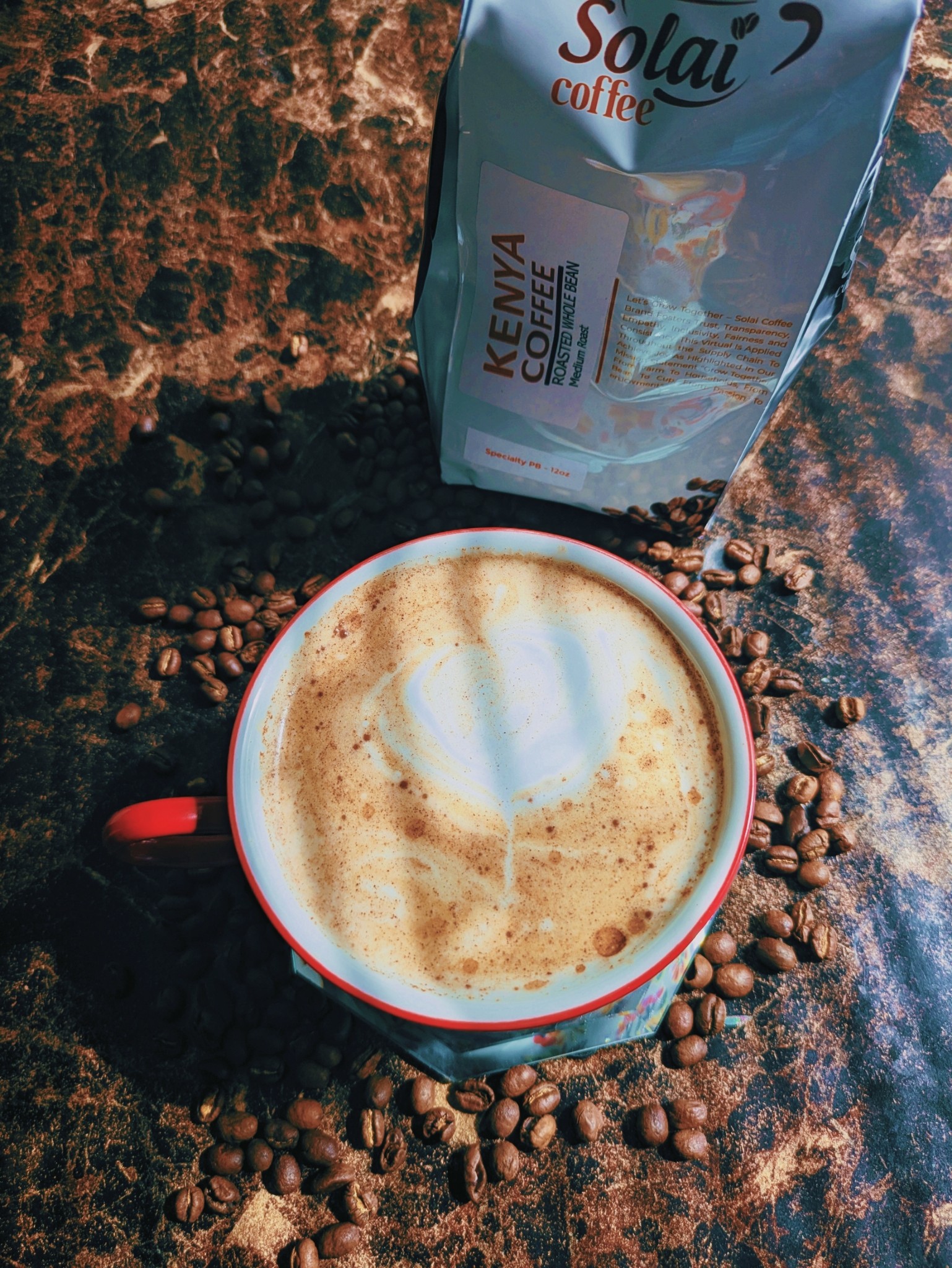Abriendo nuevo paquete de granos de café de Kenya 

