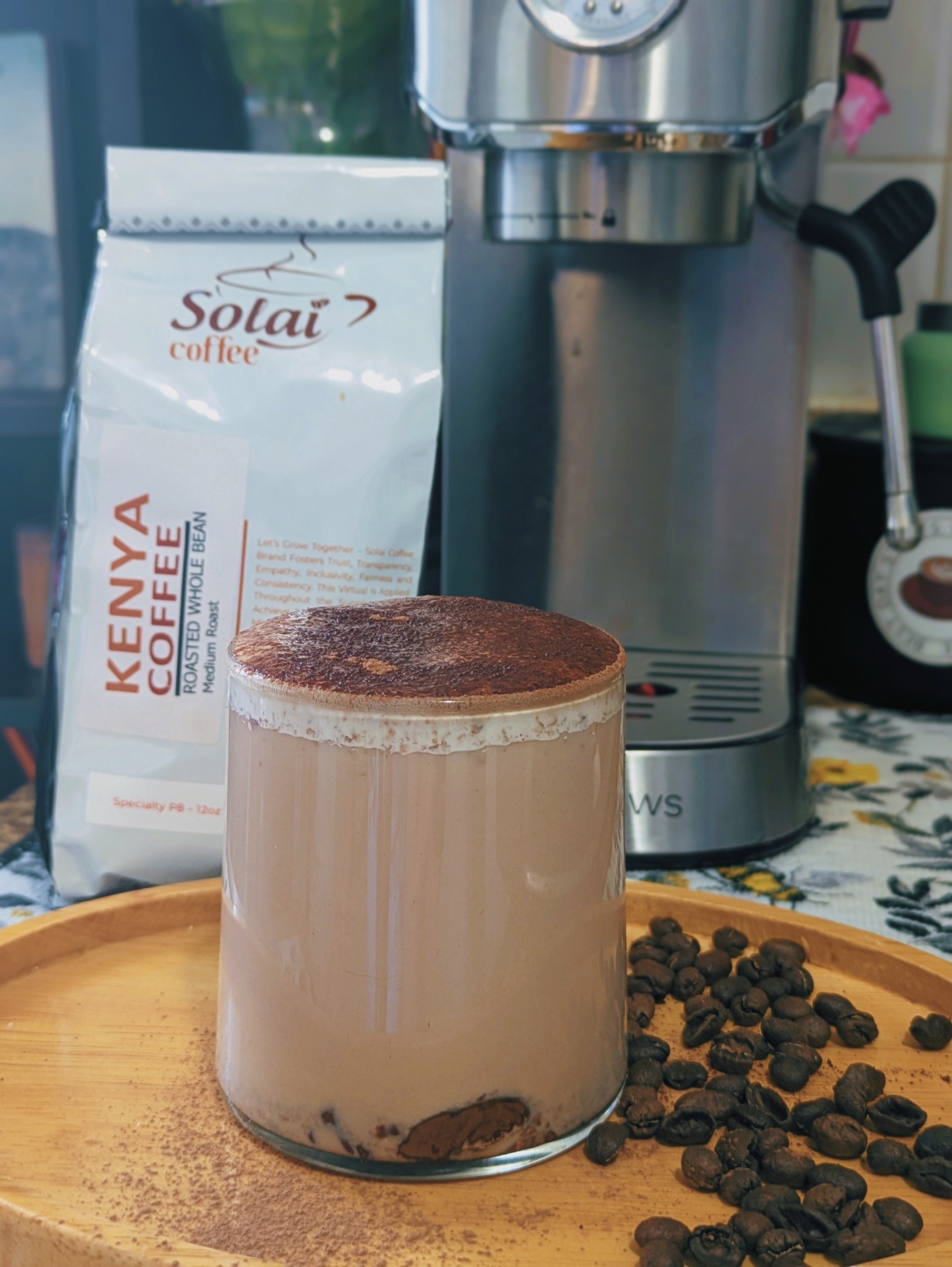 Es un café con leche, bombones de Ferrero Rocher y cacao amargo por encima 