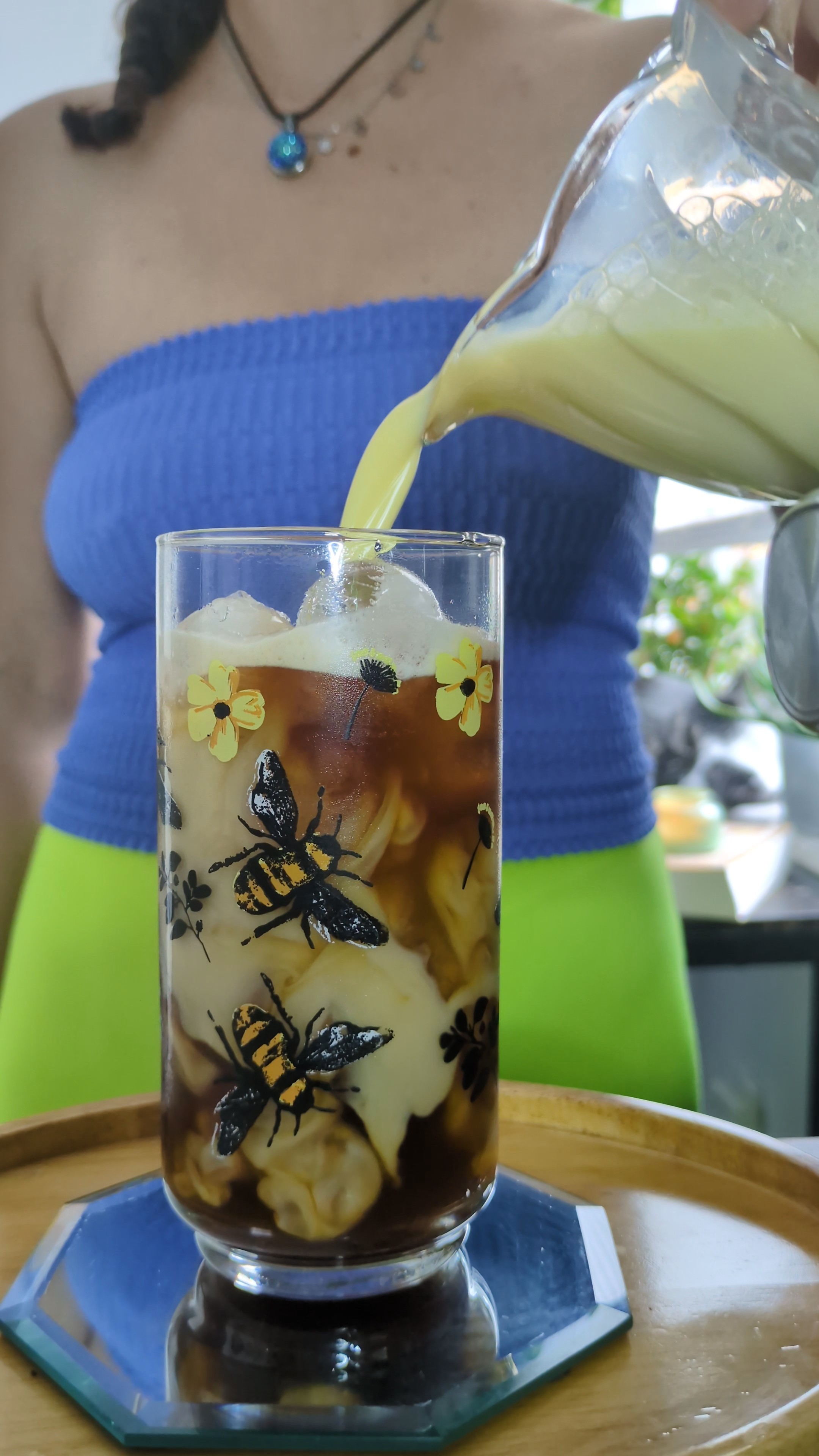 Ingredientes:
- Hielo 
- Espresso doble 
- Miel
- Leche
- Rompope 

Vídeo en mis redes sociales 😃
